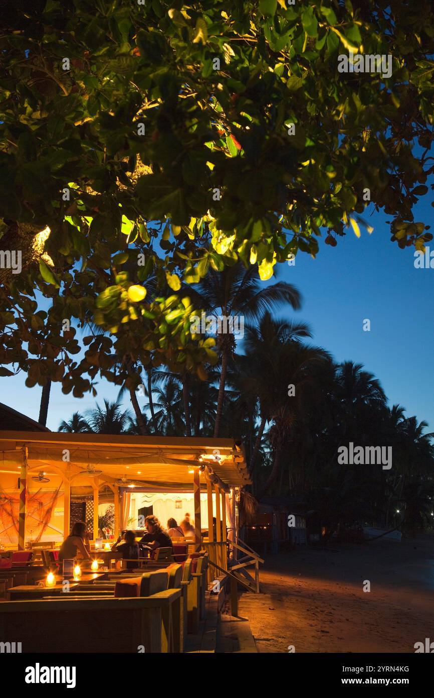 Dominikanische Republik, Halbinsel Samana, Las Terrenas, Playa Las Terrenas Strand, Strandbar, Abend Stockfoto