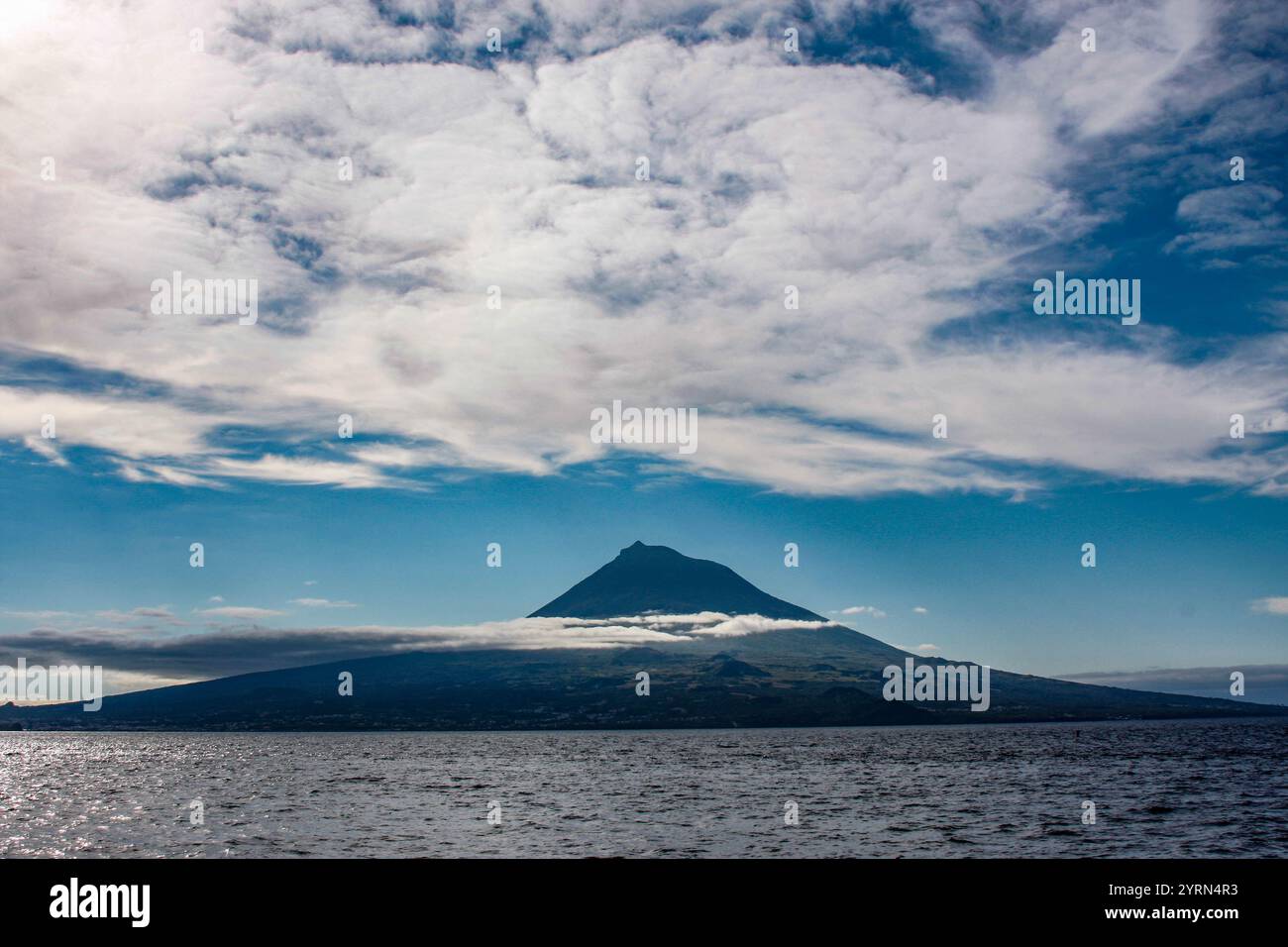 Berglandschaft mit dramatischen Wolken über dem ruhigen Meer. Pico, Vulkaninsel auf den Azoren Stockfoto