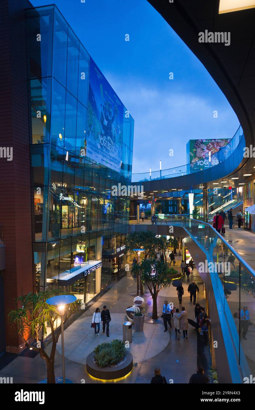 USA, California, Southern California, Los Angeles und Umgebung, Santa Monica, Einkaufszentrum Santa Monica Place, Abend Stockfoto