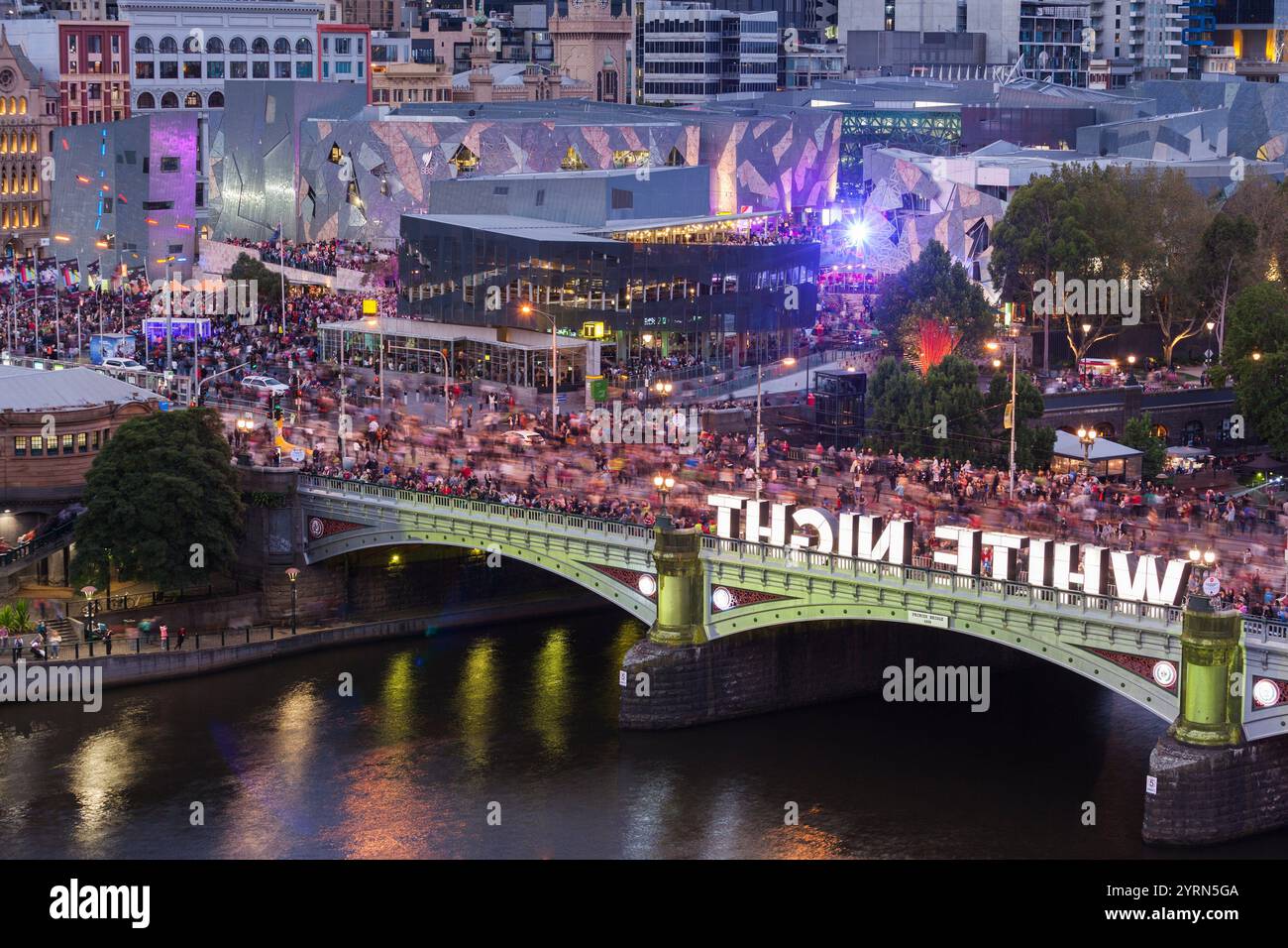 Australien, Victoria, VIC, Melbourne, White Nights Festival, Gebäude beleuchtet mit projiziertem Laserdesign, Federation Square und Princess Bridge, hoch Stockfoto