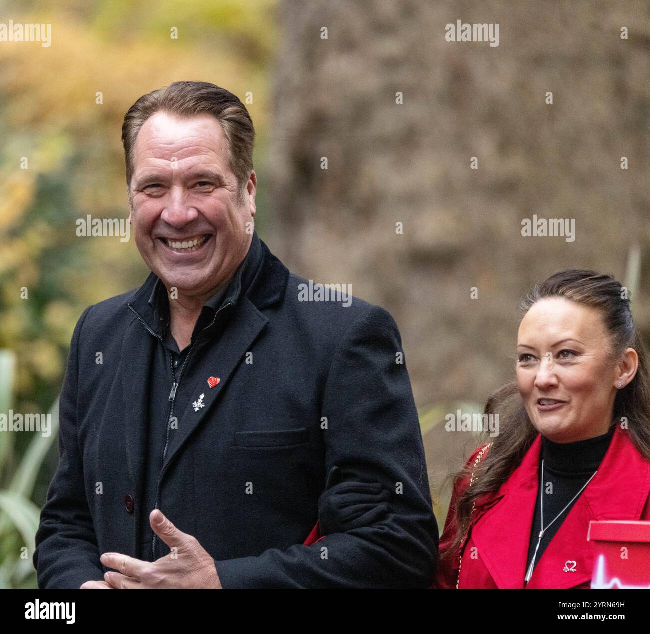 London, Großbritannien. Dezember 2024. Der ehemalige englische Torhüter David Seaman und seine Frau Frankie Poultney überreichen eine Petition der British Heart Foundation an die Londoner Downing Street. David, ein Botschafter der Wohltätigkeitsorganisation, setzt sich für ein erhöhtes Bewusstsein für Herzgesundheit ein Credit: Ian Davidson/Alamy Live News Stockfoto