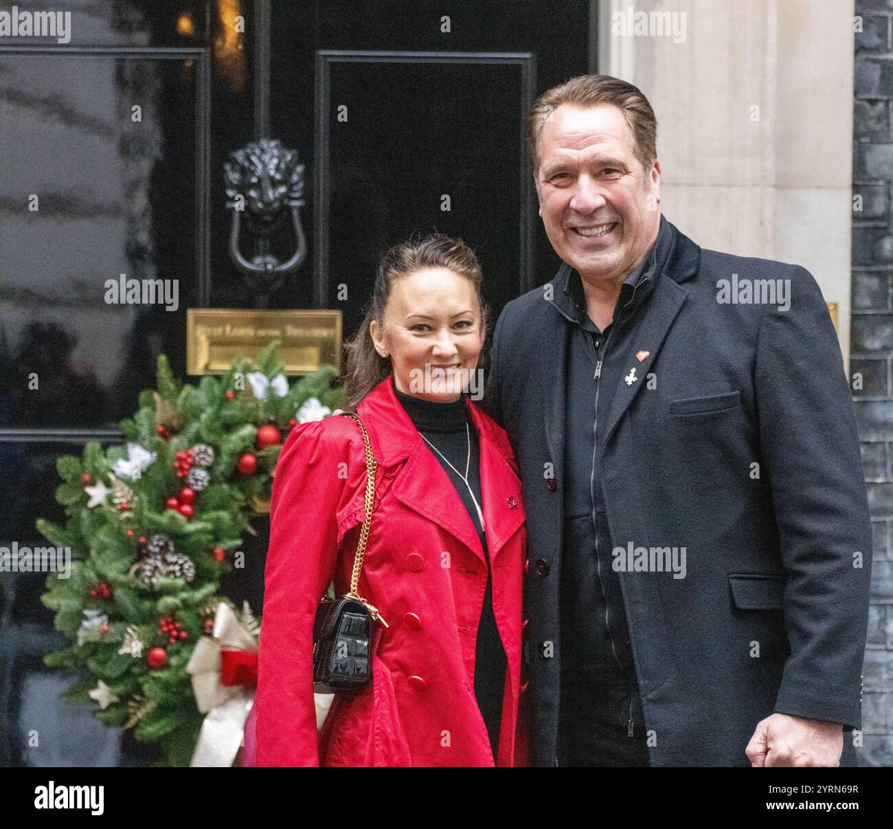 London, Großbritannien. Dezember 2024. Der ehemalige englische Torhüter David Seaman und seine Frau Frankie Poultney überreichen eine Petition der British Heart Foundation an die Londoner Downing Street. David, ein Botschafter der Wohltätigkeitsorganisation, setzt sich für ein erhöhtes Bewusstsein für Herzgesundheit ein Credit: Ian Davidson/Alamy Live News Stockfoto