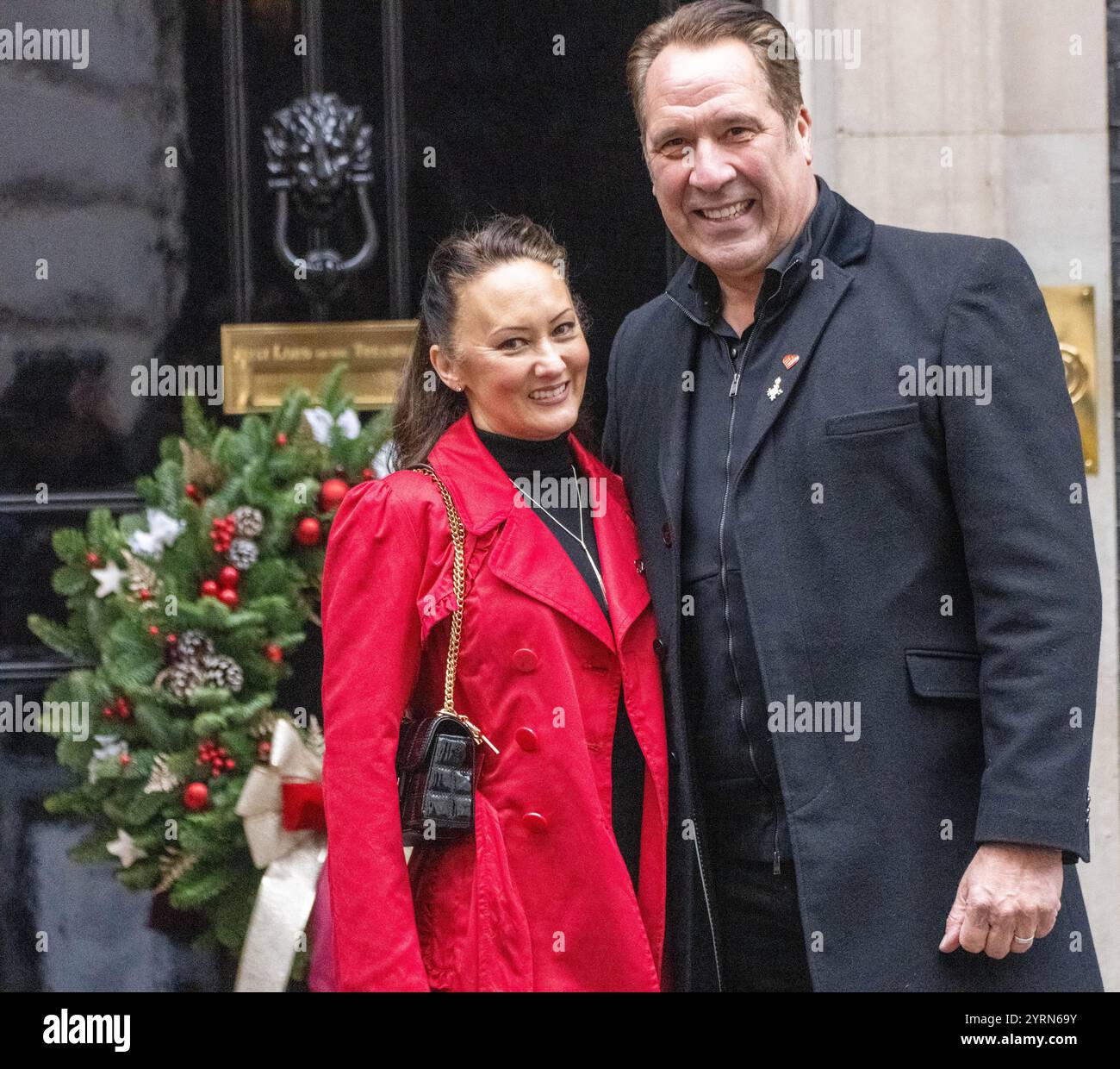 London, Großbritannien. Dezember 2024. Der ehemalige englische Torhüter David Seaman und seine Frau Frankie Poultney überreichen eine Petition der British Heart Foundation an die Londoner Downing Street. David, ein Botschafter der Wohltätigkeitsorganisation, setzt sich für ein erhöhtes Bewusstsein für Herzgesundheit ein Credit: Ian Davidson/Alamy Live News Stockfoto