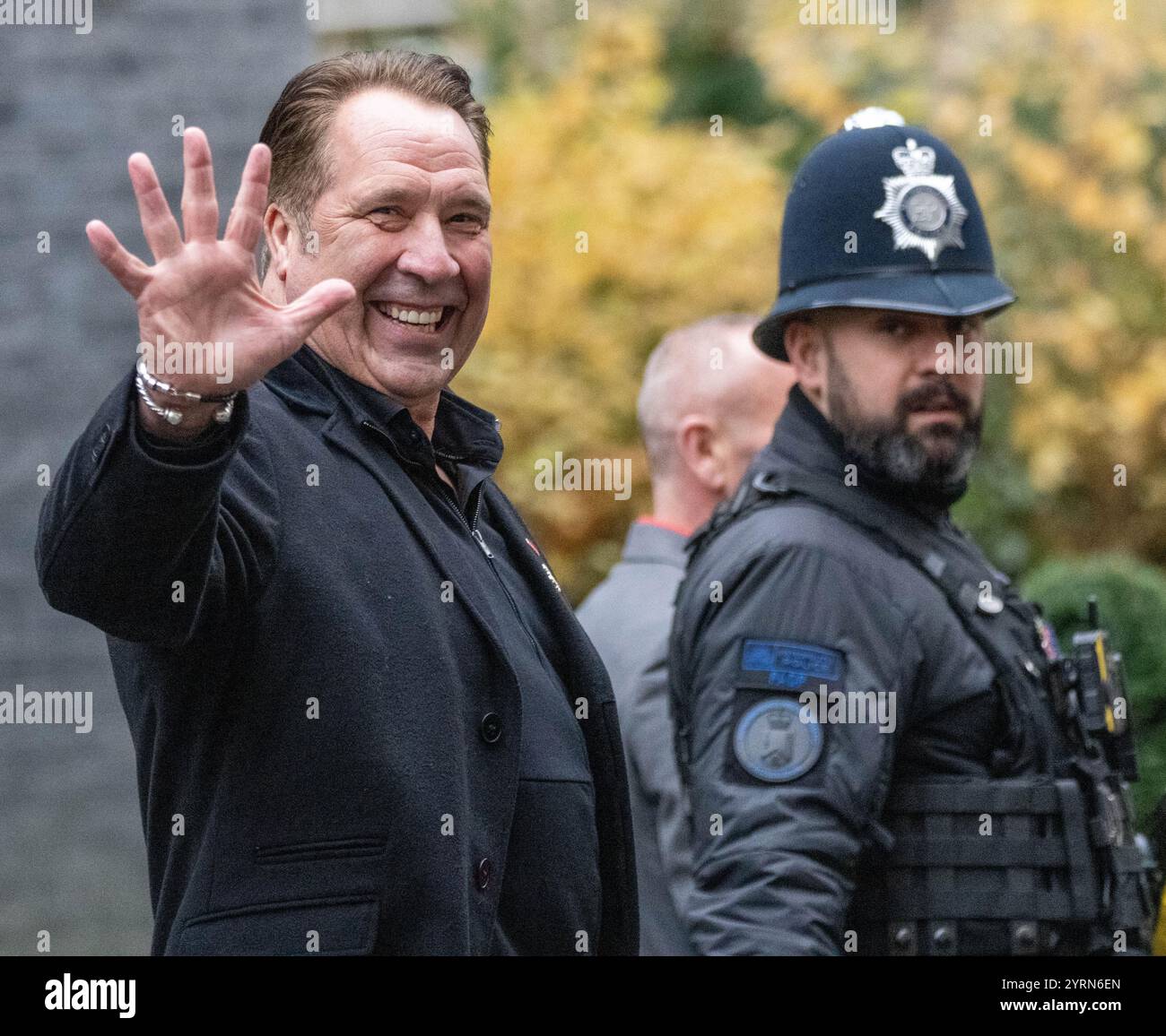 London, Großbritannien. Dezember 2024. Der ehemalige englische Torhüter David Seaman und seine Frau Frankie Poultney überreichen eine Petition der British Heart Foundation an die Londoner Downing Street. David, ein Botschafter der Wohltätigkeitsorganisation, setzt sich für ein erhöhtes Bewusstsein für Herzgesundheit ein Credit: Ian Davidson/Alamy Live News Stockfoto