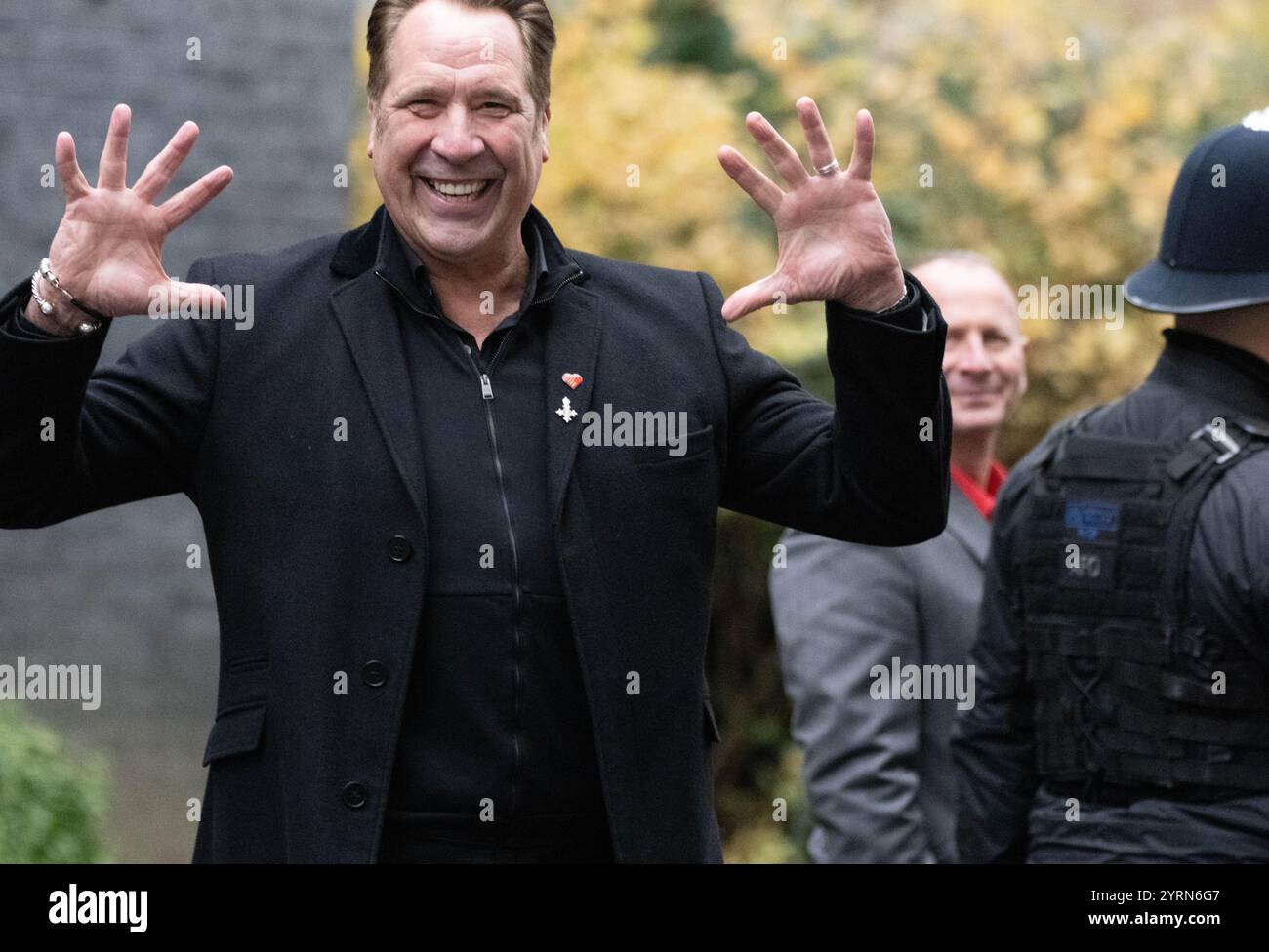 London, Großbritannien. Dezember 2024. Der ehemalige englische Torhüter David Seaman und seine Frau Frankie Poultney überreichen eine Petition der British Heart Foundation an die Londoner Downing Street. David, ein Botschafter der Wohltätigkeitsorganisation, setzt sich für ein erhöhtes Bewusstsein für Herzgesundheit ein Credit: Ian Davidson/Alamy Live News Stockfoto