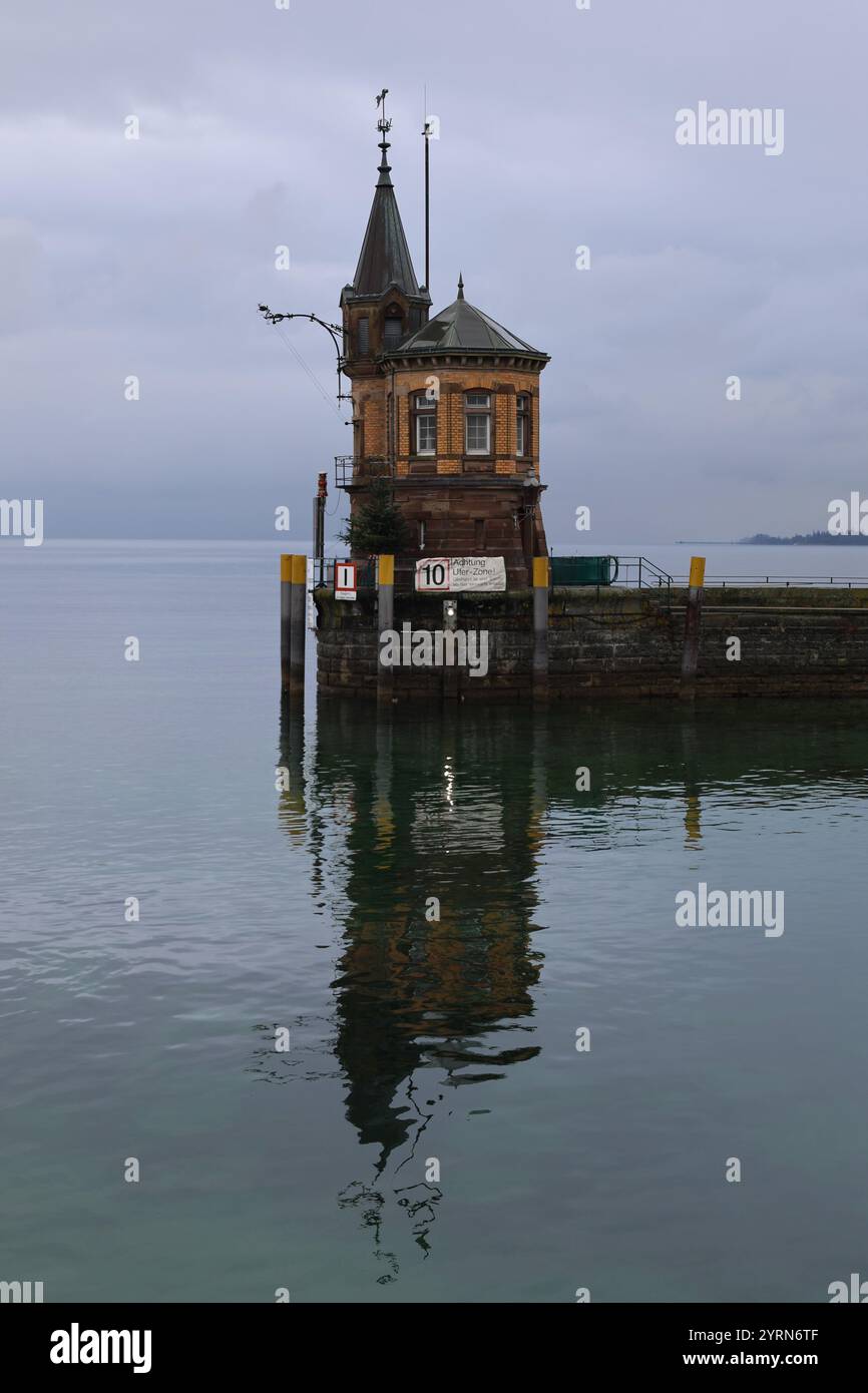 Molenhaus. Konstanz. Bodensee. Hafen. Sandstein. Haus. Turm. Leuchtturm. Leuchtkörper. Flagge. Steg. Ende. Aussenmole. pier House. Architektur. Stockfoto