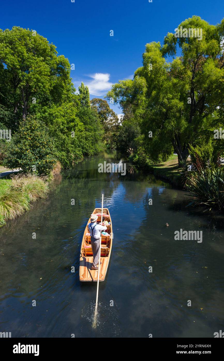 Neuseeland, Südinsel, Christchurch, Punting auf dem Avon River. Stockfoto