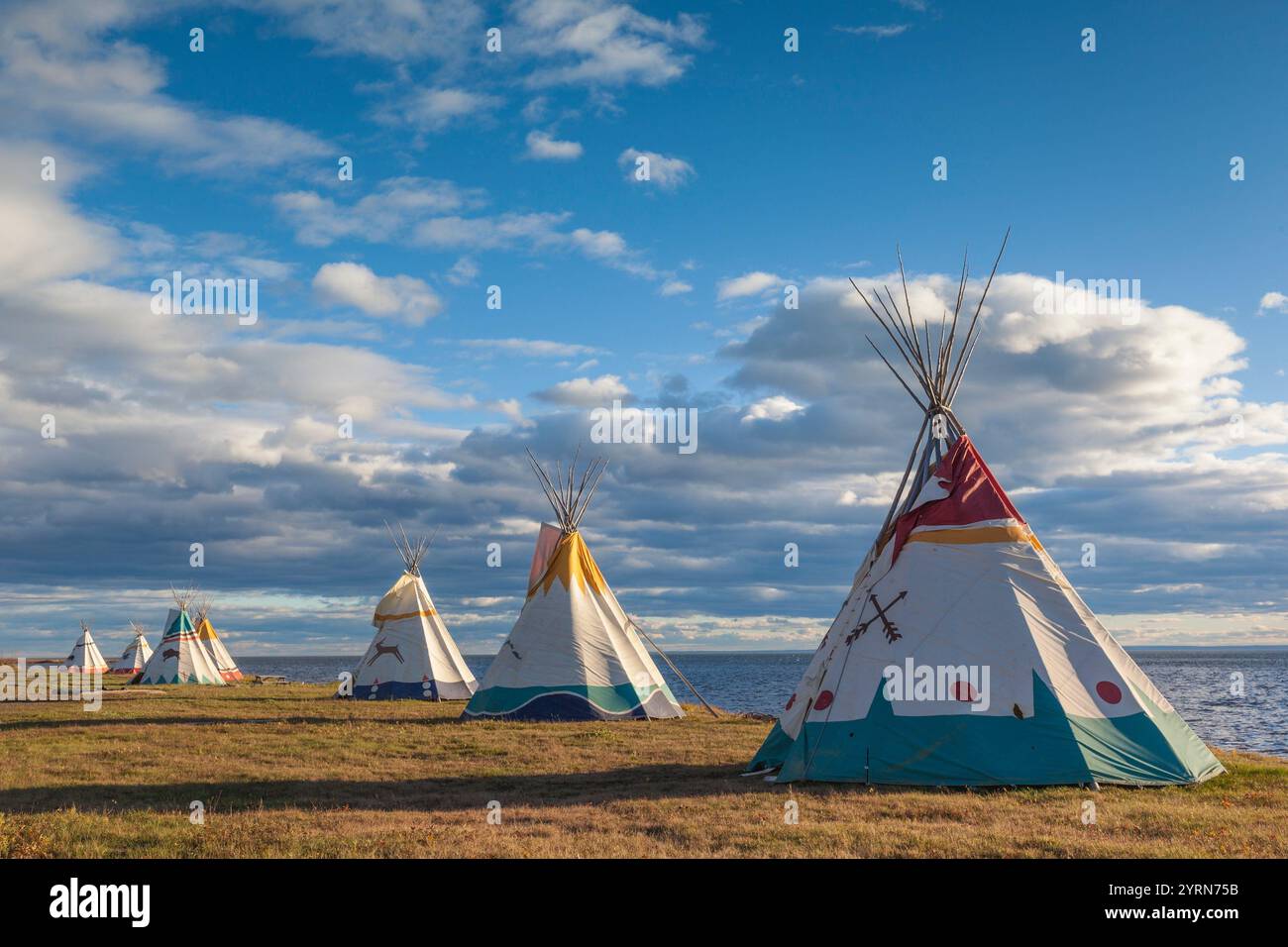 Kanada, Quebec, Gaspe Peninsula, Gesgapegiag, Mic-Mac First Nations Tee-Pis von der Baie des Chaleurs. Stockfoto