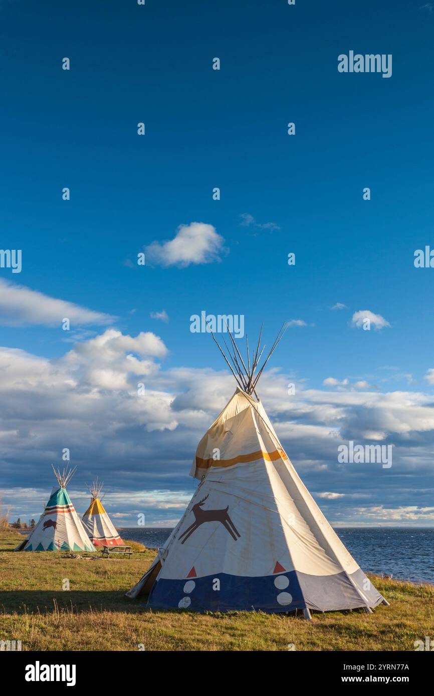 Kanada, Quebec, Gaspe Peninsula, Gesgapegiag, Mic-Mac First Nations Tee-Pis von der Baie des Chaleurs. Stockfoto