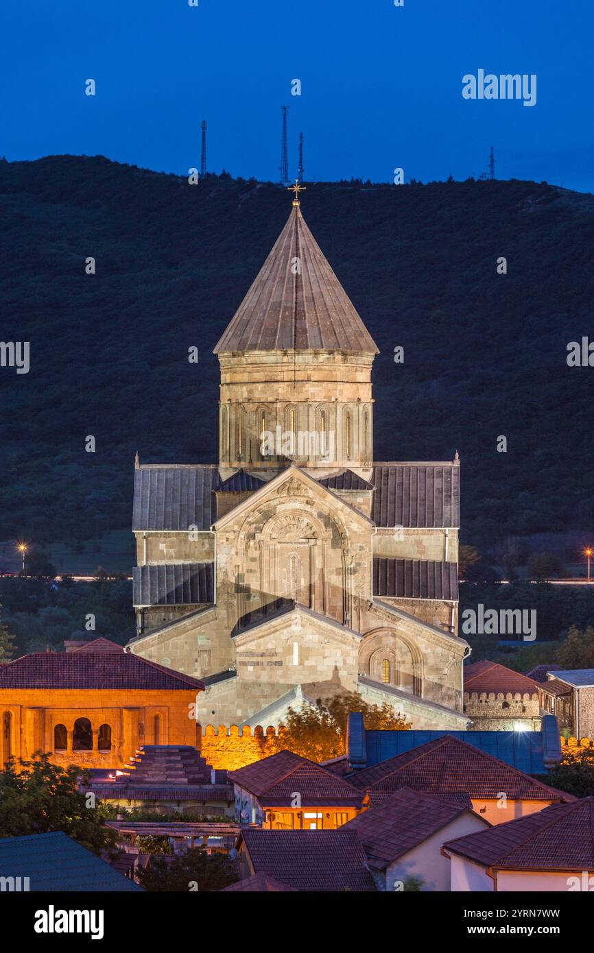 Georgien, Mzcheta, spirituelle Stadt, in der das Christentum 327 n. Chr. gegründet wurde, Svetitskhoveli Kathedrale, Abenddämmerung. Stockfoto