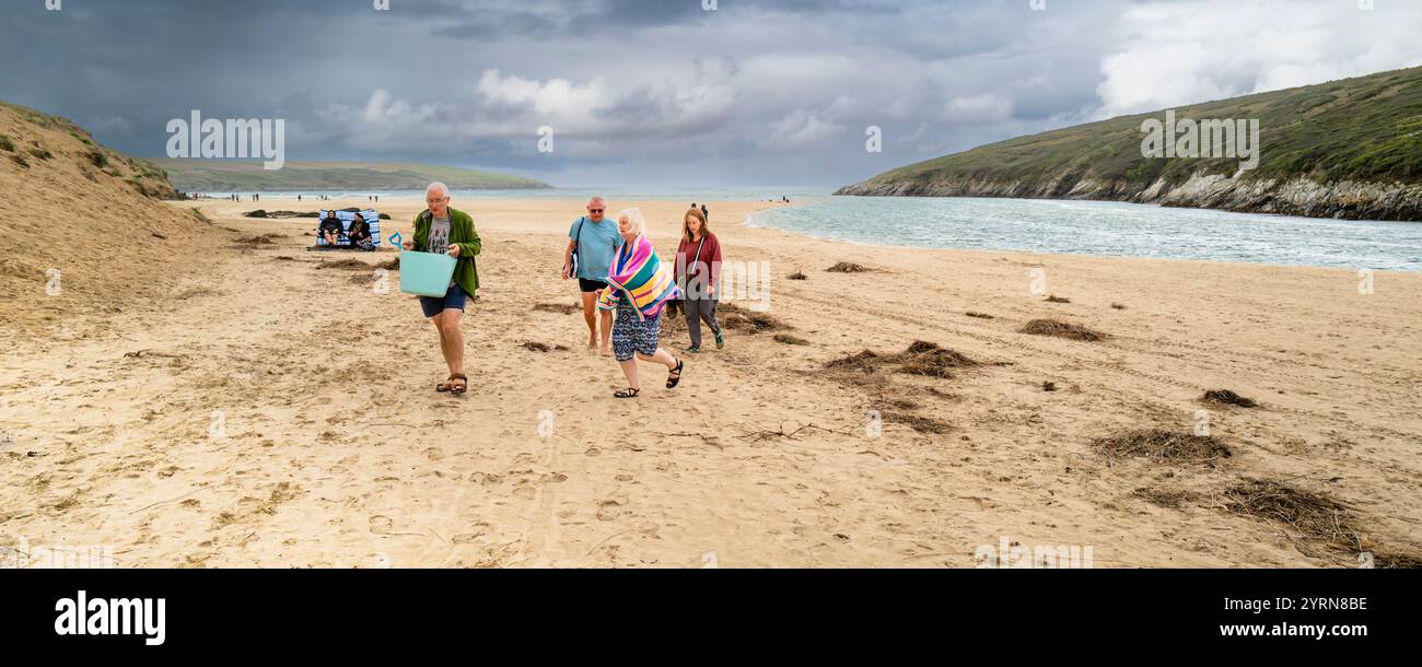 Ein Panoramablick von Besuchern Urlauber am Crantock Beach in Newquay in Cornwall, Großbritannien. Stockfoto