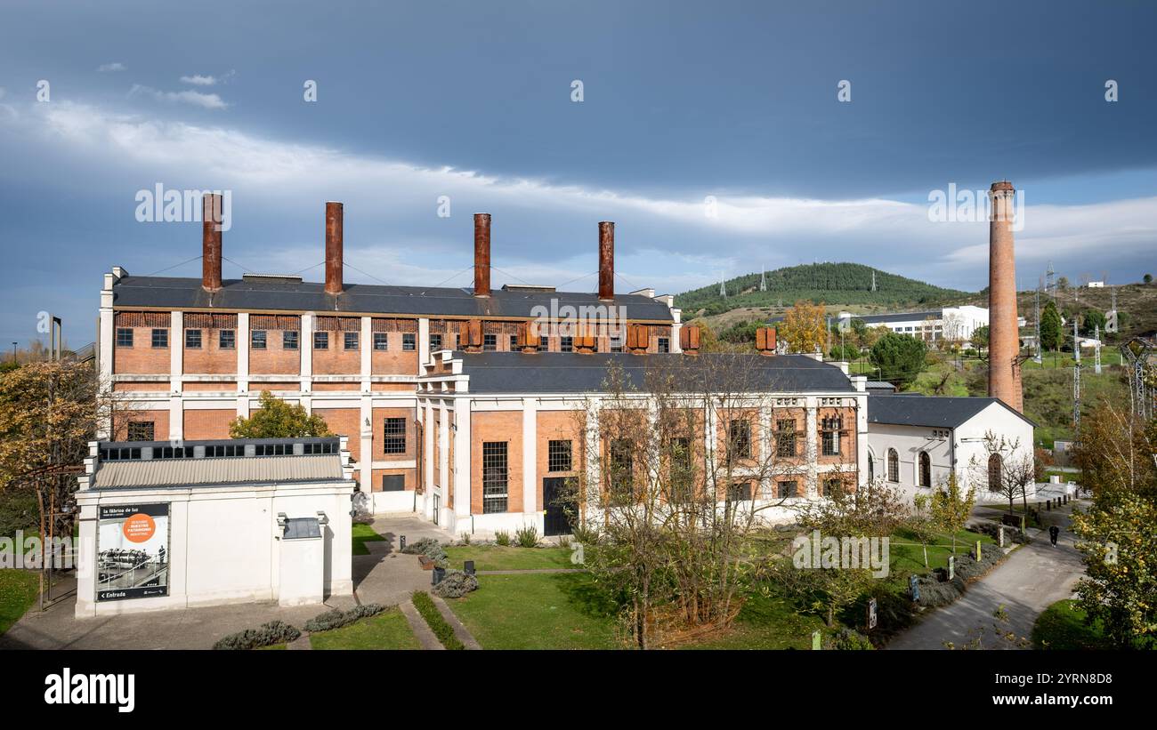 Das Energiemuseum der Lichtfabrik in Ponferrada, Spanien, ein altes Kraftwerksgebäude mit rostigen Schornsteinen und bewölktem Himmel Stockfoto