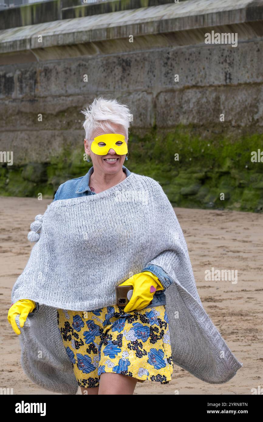 Teilnehmer treffen sich am Strand von Towan und bereiten sich auf die jährliche Veranstaltung „Superheld in the Cold“ vor, um Mittel für Cancer Research UK zu sammeln. Stockfoto