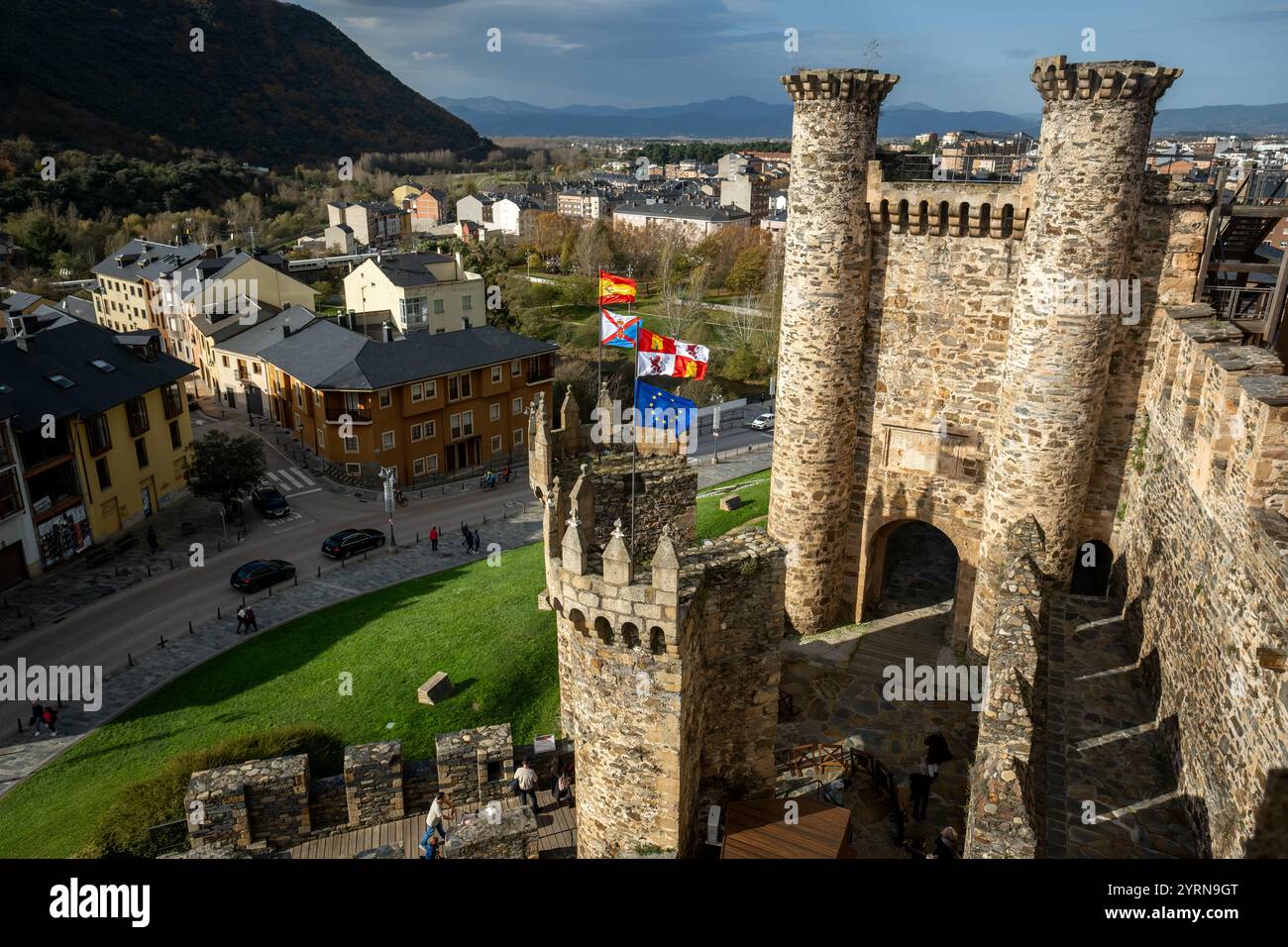 Castillo de los templarios in ponferrada mit spanischen und europäischen Flaggen Stockfoto