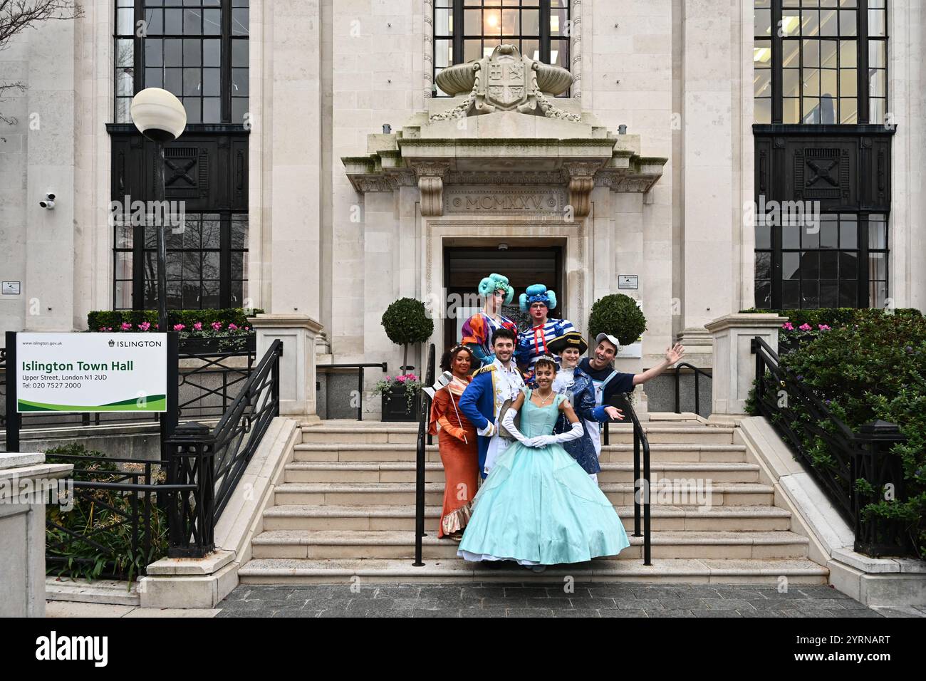 LONDON, GROSSBRITANNIEN. Dezember 2024. Presseaufruf für die Besetzung von Cinderella mit Ella Vaday (Nick Collier) als einer der hässlichen Stiefschwestern in der Rolle von „Peckham“. Harry Curley als „Dalston“, Maddy Erzan-Essien als „Cinderella“, Joseph Lukehurst als „Prince Charming“, Verity Kirk als „Dandini“, Robert Rees als „Buttons“ und Lucia Vinyard als „Fairy Codmother“ vor der Islington Town Hall, London, Vereinigtes Königreich. (Foto von 李世惠/siehe Li/Picture Capital) Credit: Siehe Li/Picture Capital/Alamy Live News Stockfoto