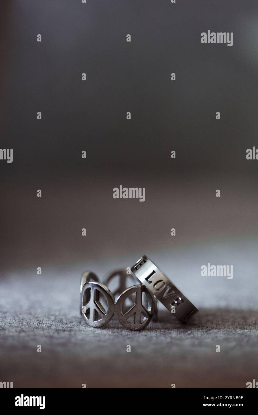 Ringe, Frieden, Liebe, Silber Stockfoto