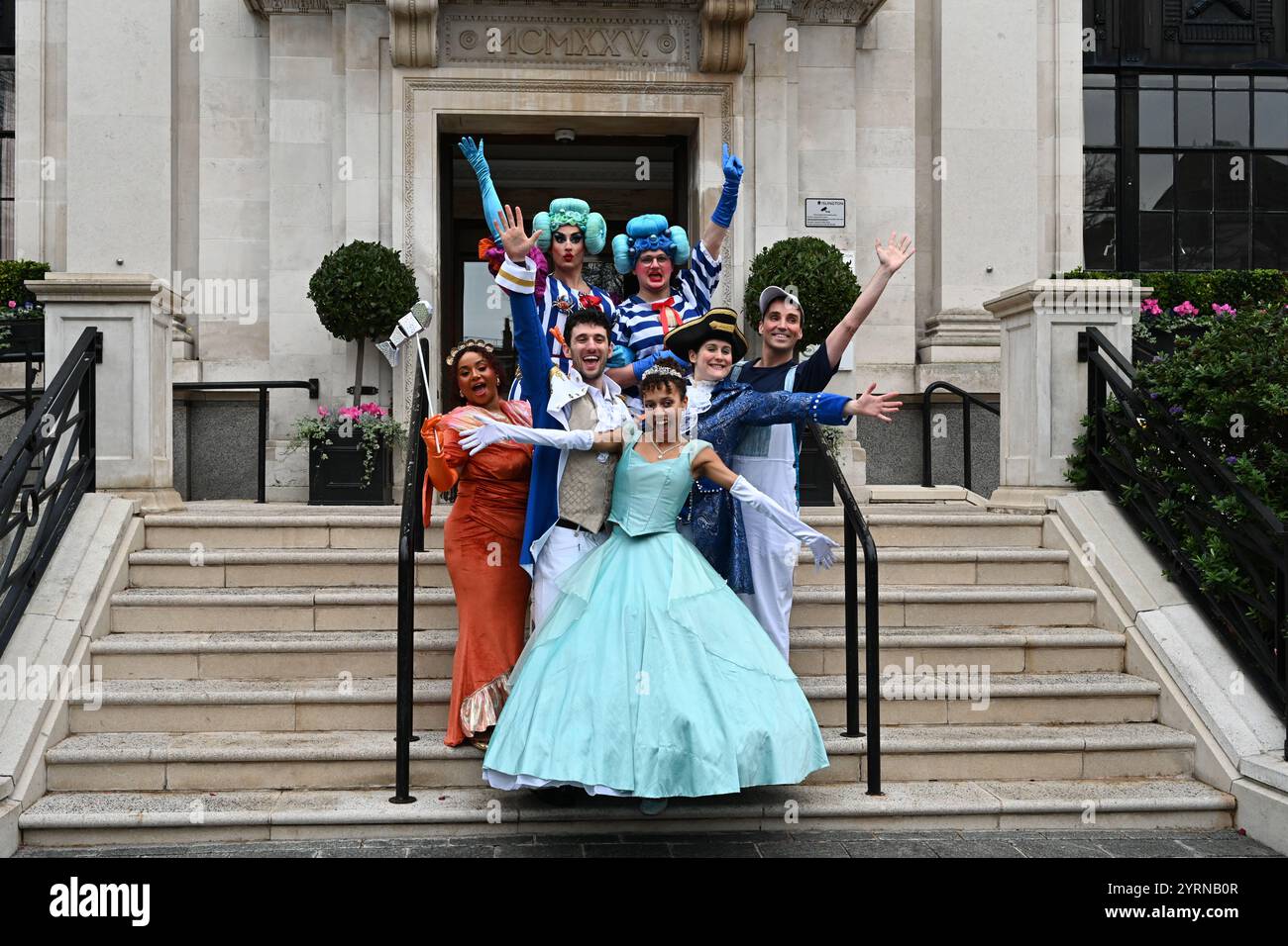 LONDON, GROSSBRITANNIEN. Dezember 2024. Presseaufruf für die Besetzung von Cinderella mit Ella Vaday (Nick Collier) als einer der hässlichen Stiefschwestern in der Rolle von „Peckham“. Harry Curley als „Dalston“, Maddy Erzan-Essien als „Cinderella“, Joseph Lukehurst als „Prince Charming“, Verity Kirk als „Dandini“, Robert Rees als „Buttons“ und Lucia Vinyard als „Fairy Codmother“ vor der Islington Town Hall, London, Vereinigtes Königreich. (Foto von 李世惠/siehe Li/Picture Capital) Credit: Siehe Li/Picture Capital/Alamy Live News Stockfoto