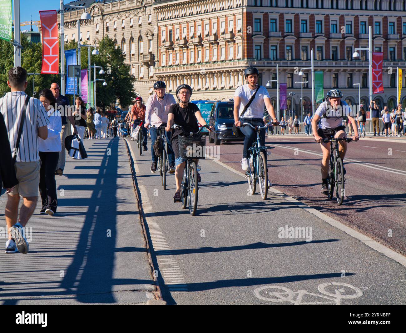 Stockholm, Schweden - 25. Juni 2024: Radfahrer auf einem Radweg im Zentrum Stockholms in Schweden. An einem sonnigen Tag im Sommer. Stockfoto
