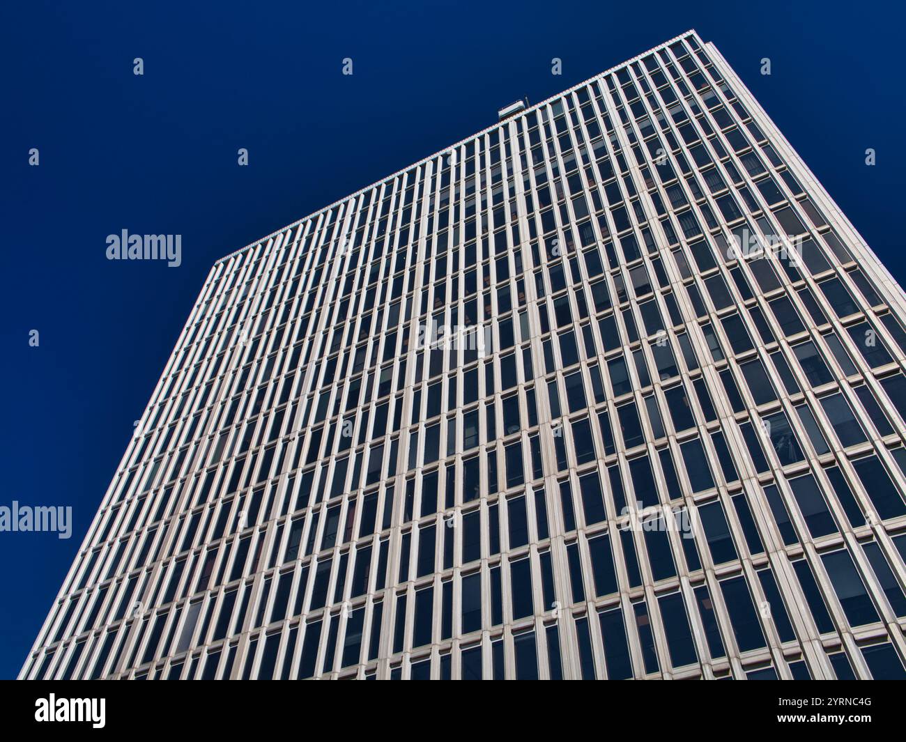 Stockholm, Schweden - 25. Juni 2024: Ein modernes Hochhaus vor einem tiefblauen Himmel. Architektur, Business, Unternehmen, Finanzen, zeitgenössisch, Modus Stockfoto