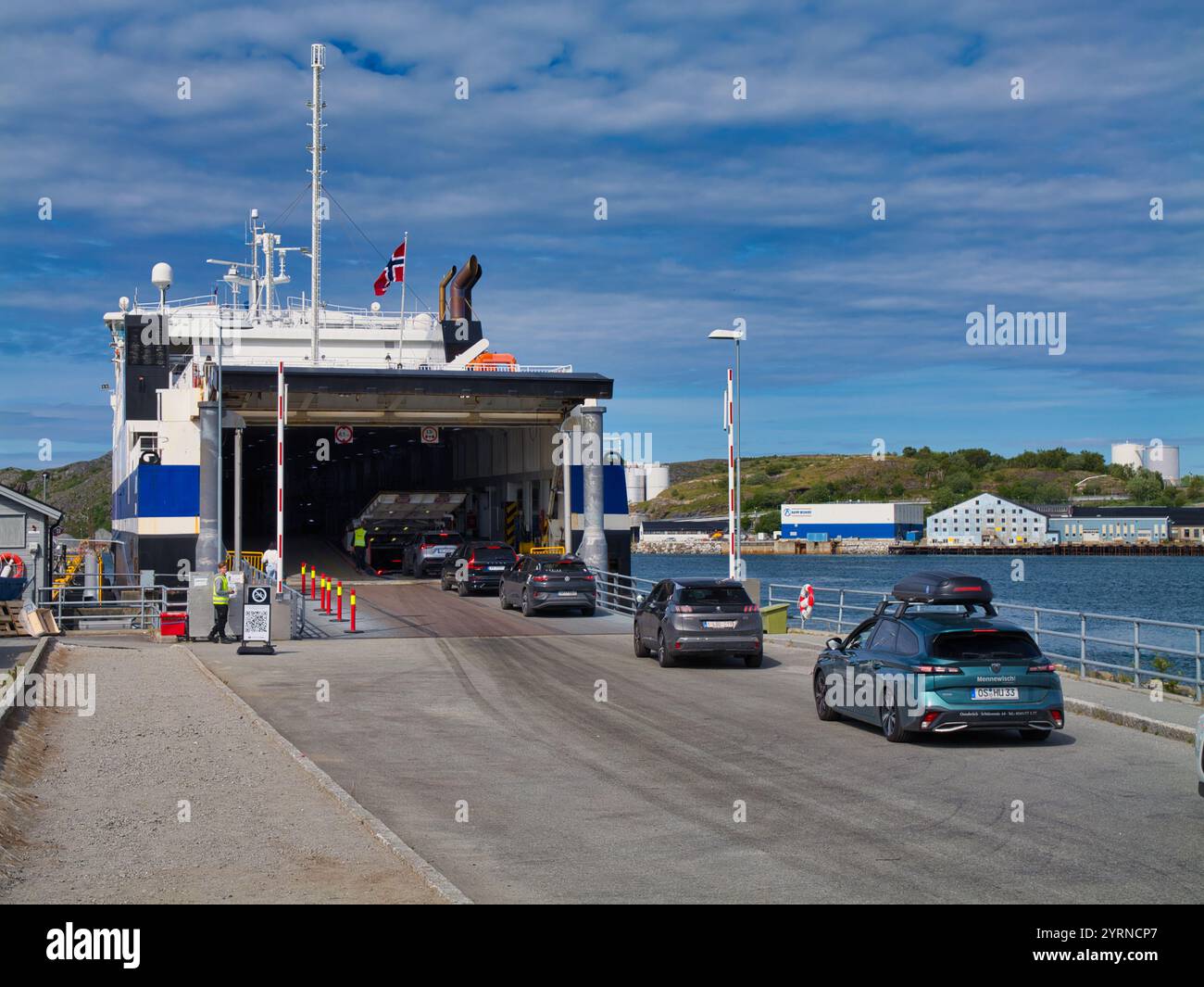 Bodo, Norwegen - 18. Juni 2024: In Bodo in Norwegen gehen Autos an Bord des Bodo Ro-Ro Passagierschiffs. Stockfoto