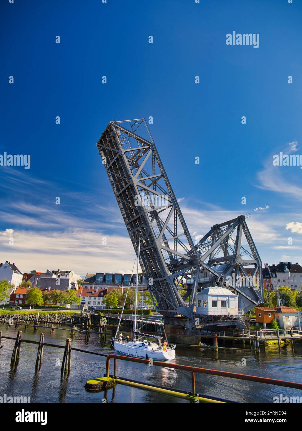 Trondheim, Norwegen - 15. Juni 2024: Ein Segelboot unterquert die Skansenbrücke in Trondheim, Norwegen. Die Brücke führt über die Bahnstrecke Dovre Line Stockfoto