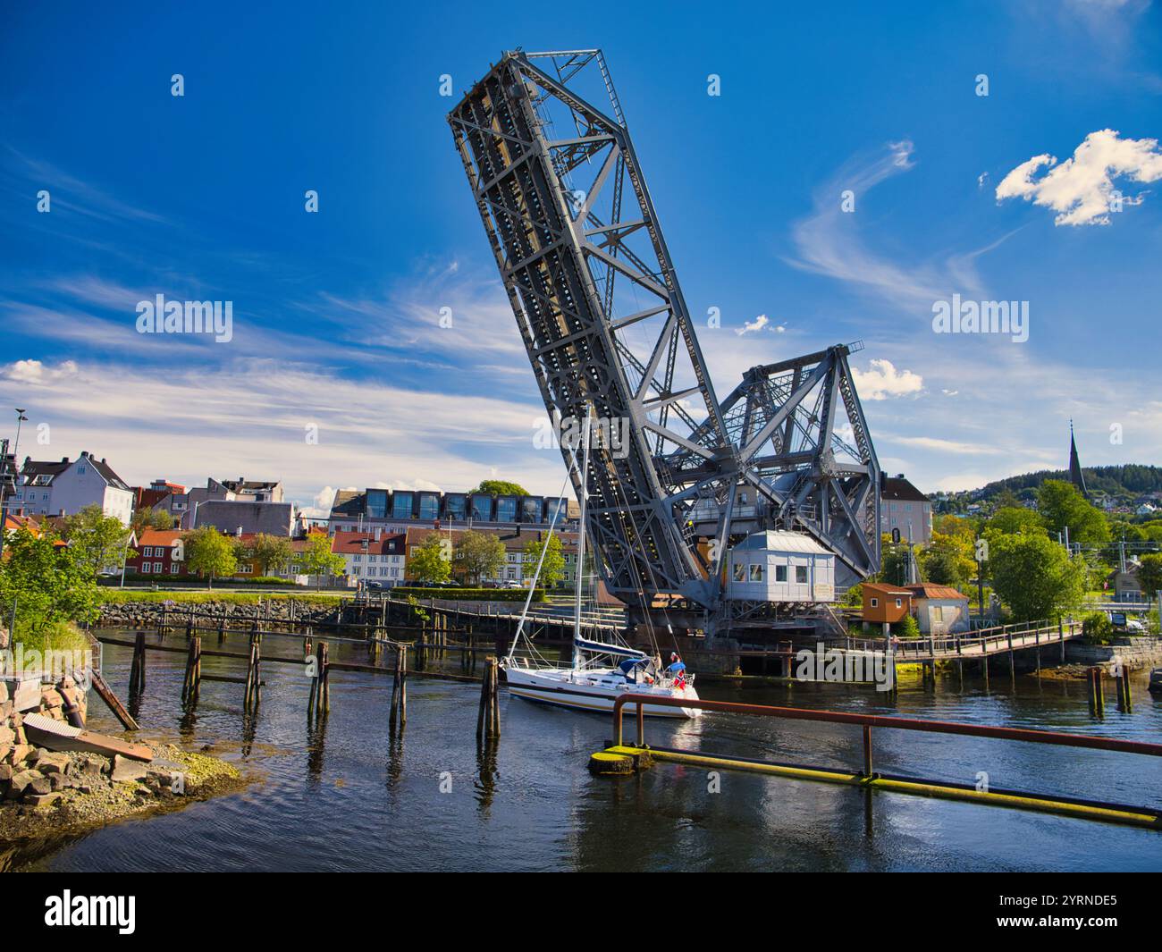 Trondheim, Norwegen - 15. Juni 2024: Ein Segelboot unterquert die Skansenbrücke in Trondheim, Norwegen. Die Brücke führt über die Bahnstrecke Dovre Line Stockfoto