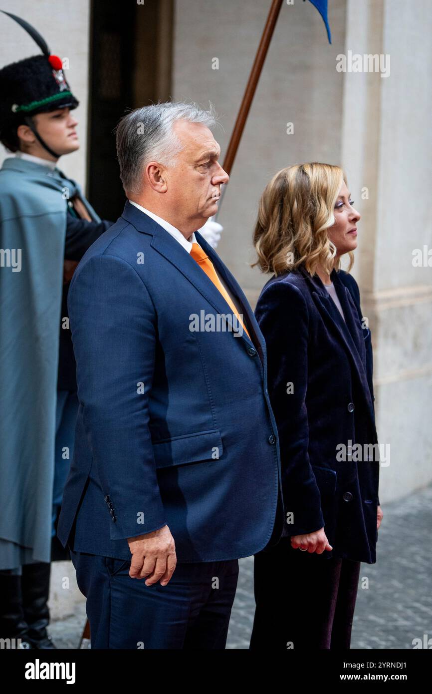 Rom, Italien. Dezember 2024. Die italienische Premierministerin Giorgia Meloni empfängt den ungarischen Premierminister Viktor Orbán im Palazzo Chigi in Rom. Quelle: SOPA Images Limited/Alamy Live News Stockfoto