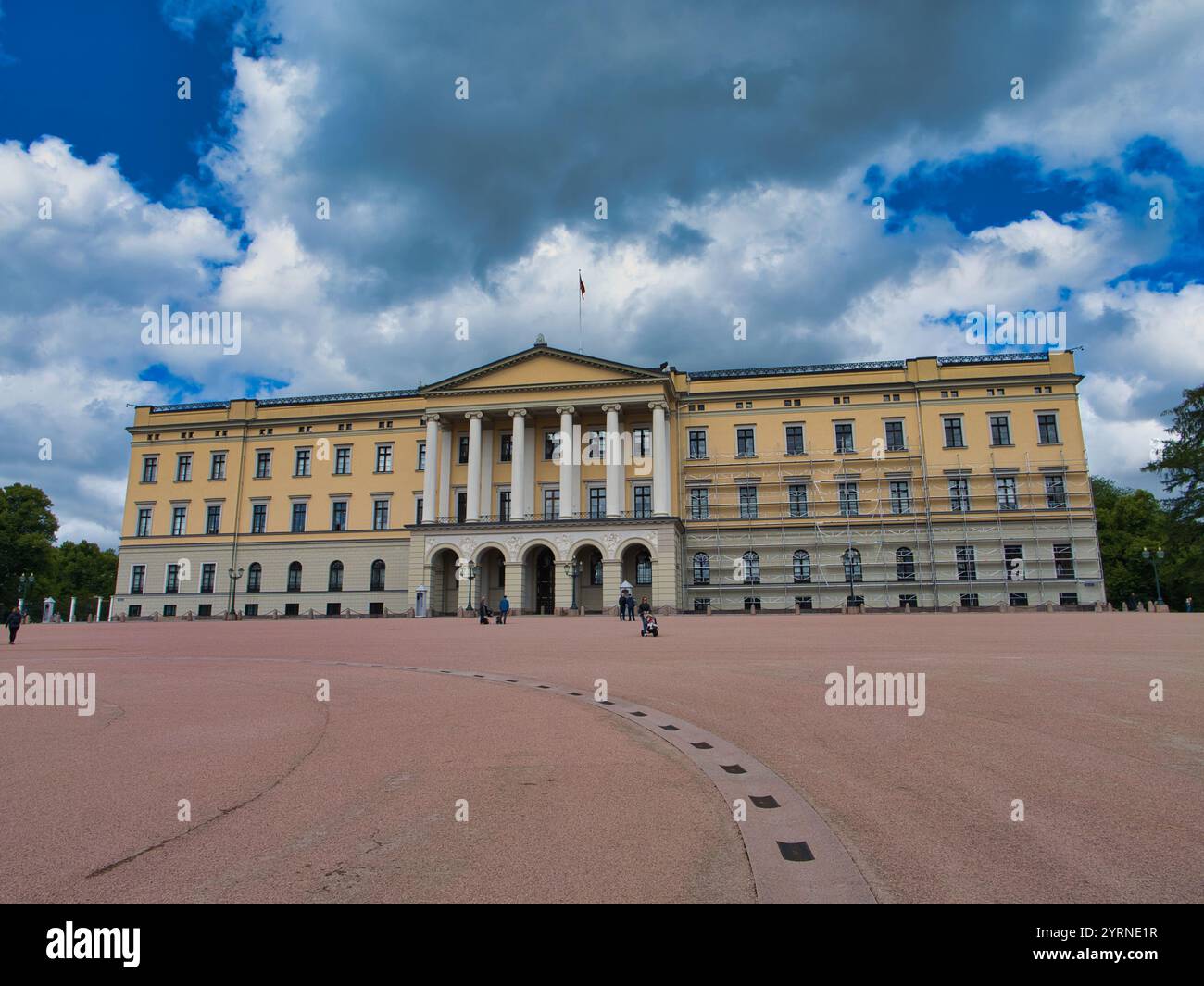 Oslo, Norwegen - 12. Juni 2024: Der Königspalast in Oslo, Norwegen, die offizielle Residenz des jetzigen norwegischen Monarchen. Stockfoto