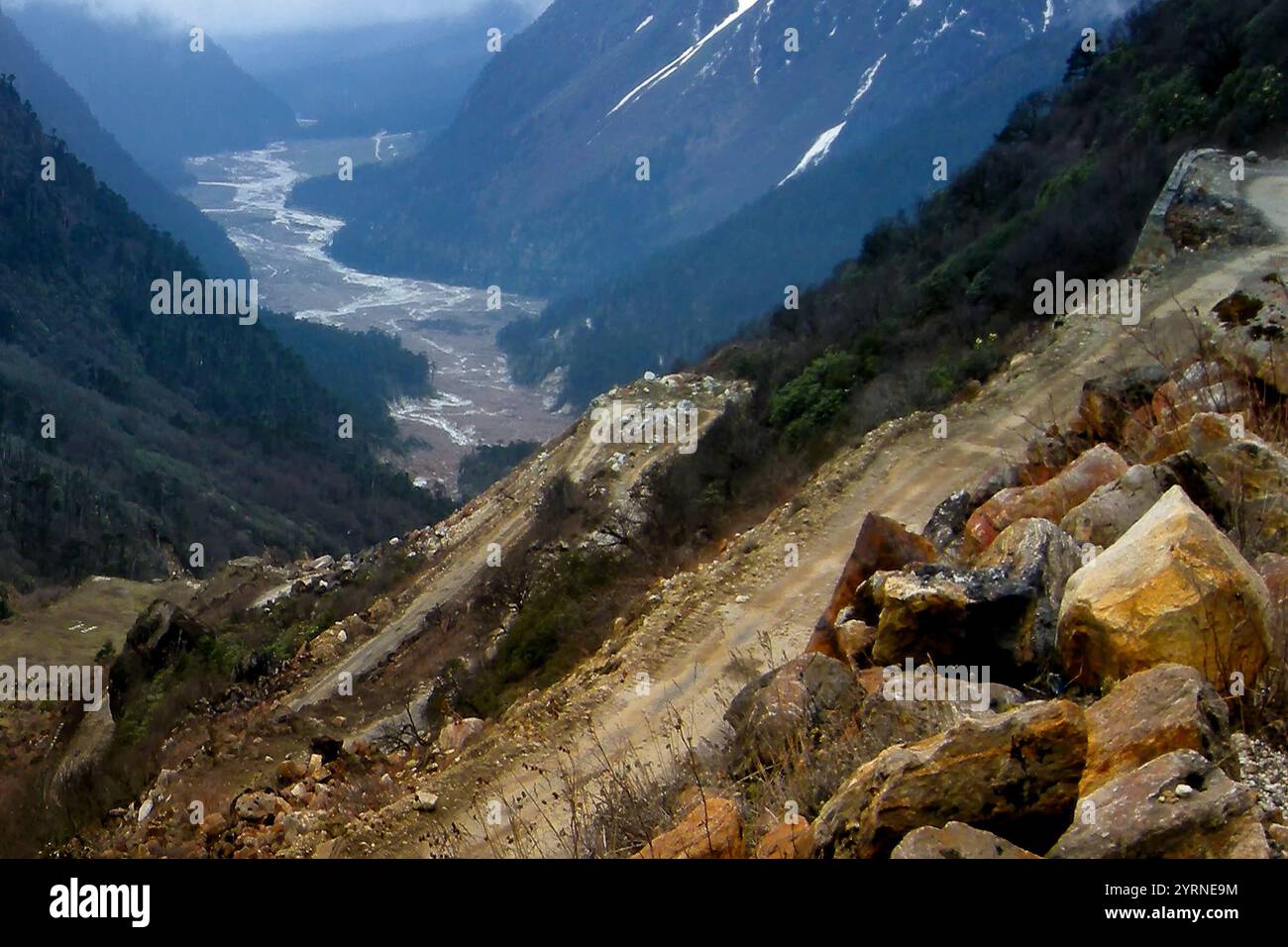 Der Fluss Lachung fließt durch das Yumthang-Tal oder das Sikkim Valley of Flowers Sanctuary, das Himalaya-Gebirge in North Sikkim, Indien. Tal der Blumen. Stockfoto