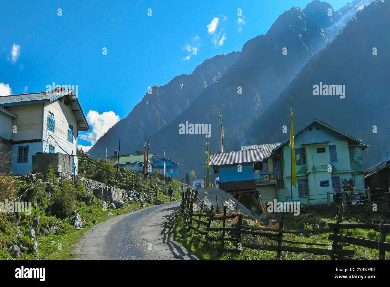 Häuser in Lachung, Lachung Valley, Stadt und eine schöne Bergstation im Nordosten von Sikkim, Indien. 9.600 Fuß. Stockfoto