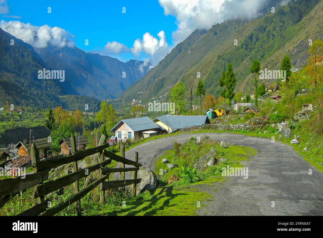 Straße von Lachung, Lachung Tal, Stadt und eine schöne Bergstation im Nordosten von Sikkim, Indien. Zusammenfluss von lachen und Lachung, Stockfoto