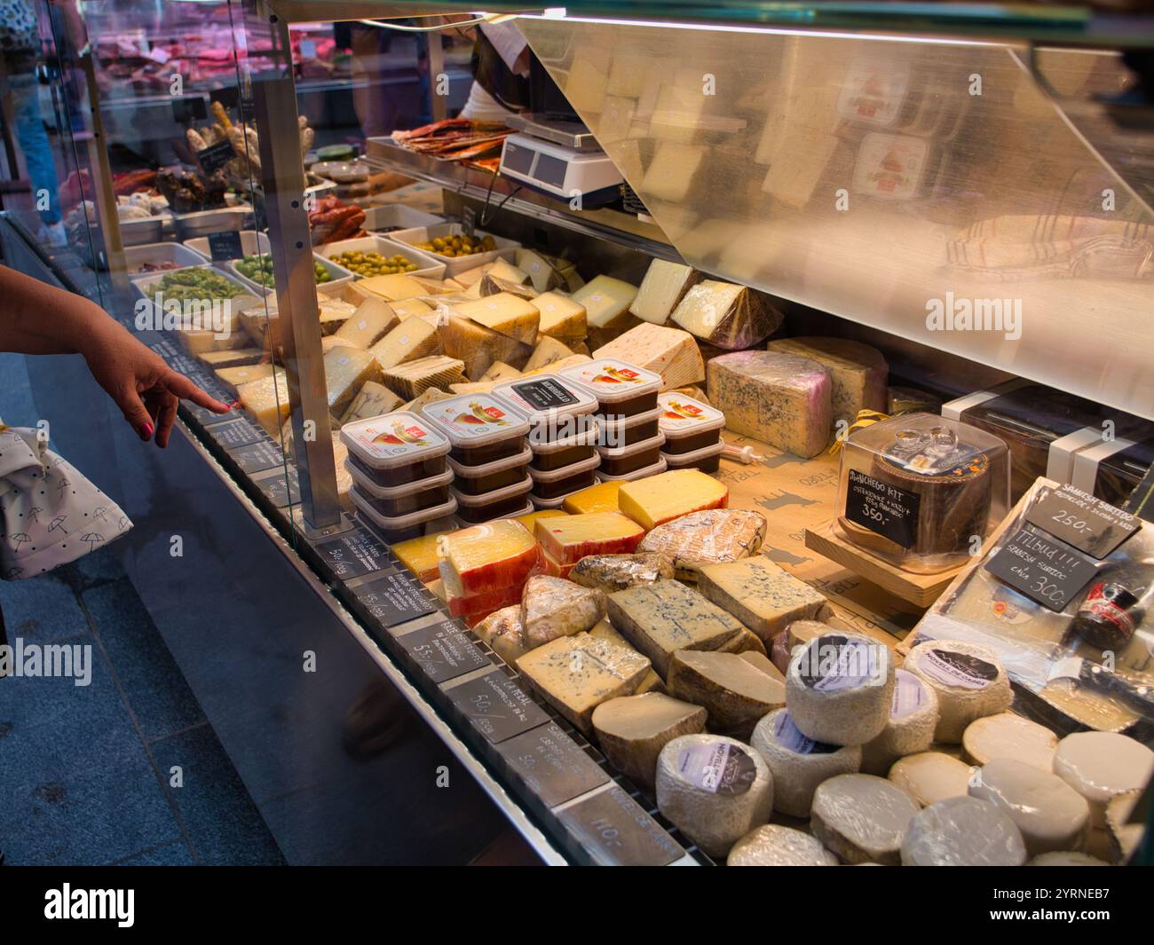 Kopenhagen, Dänemark - 10. Juni 2024: Kopenhagen, Dänemark - 10. Juni 2024: Ein gut sortierter Käsestand auf dem Torvehallerne-Markt in Kopenhagen, Dänemark Stockfoto