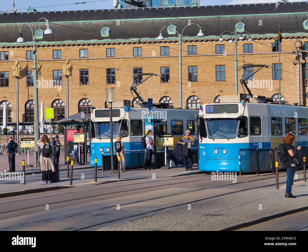 Göteborg, Schweden - 11. Juni 2024: Zwei Straßenbahnen in Göteborg, Schweden. Teil des öffentlichen Nahverkehrs der Stadt. Stockfoto