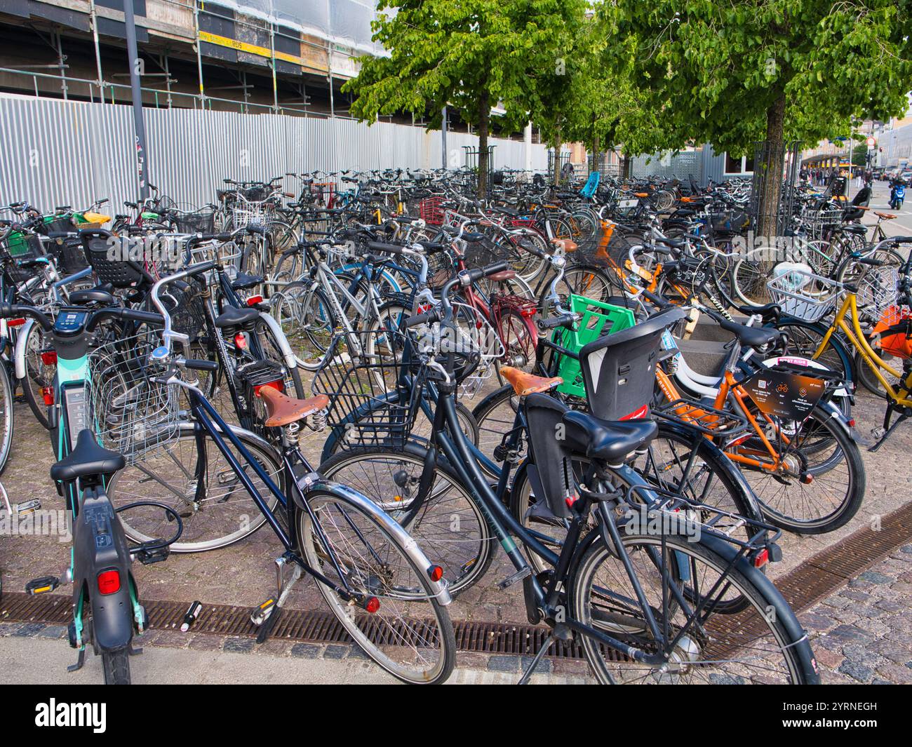 Kopenhagen, Dänemark - 10. Juni 2024: Viele Fahrräder parken im Zentrum von Kopenhagen, Dänemark. Stockfoto