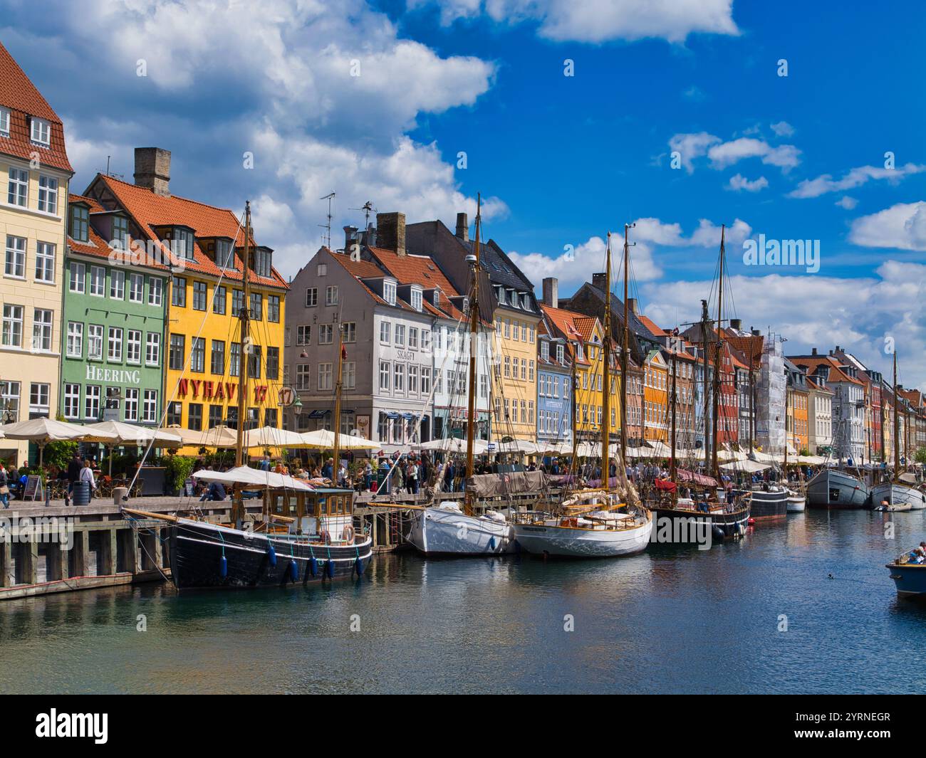 Kopenhagen, Dänemark - 10. Juni 2024: Segelboote und farbenfrohe Häuser in Nyhavn - New Harbour - in Kopenhagen, Dänemark. Die Gebäude in Nyhavn stammen aus Stockfoto