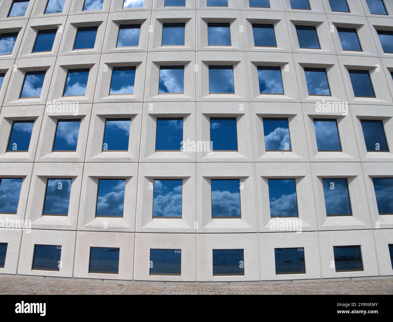 Kopenhagen, Dänemark - 10. Juni 2024: Moderne Beton- und Glasarchitektur der Unternehmensbüros von A.P. Moller - Maersk in Kopenhagen, Dänemark. Stockfoto