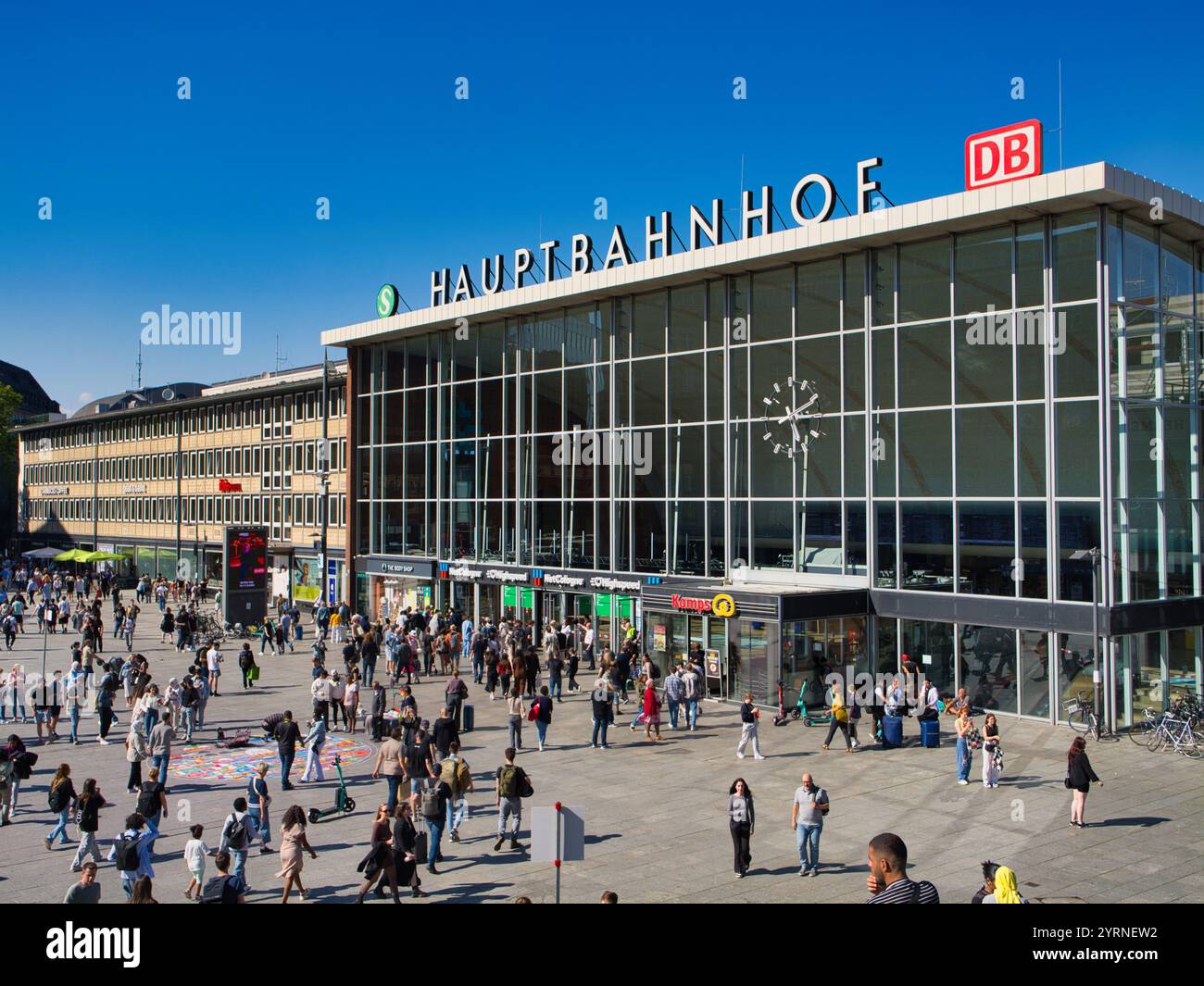 Köln, Deutschland - 8. Juni 2024: Massen von Pendlern und Touristen vor Köln - Köln Hauptbahnhof - Hauptbahnhof an einem sonnigen Tag im Sommer Stockfoto