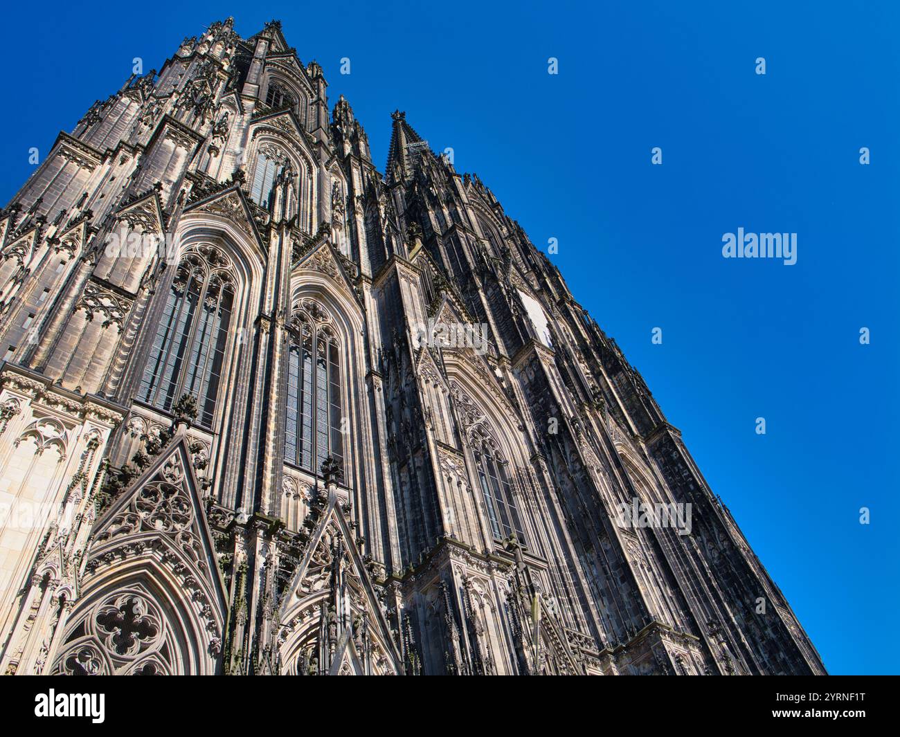Köln, Deutschland - 8. Juni 24: Die Fassade des Kölner Doms - Kolner Dom. Deutschlands meistbesuchtes Wahrzeichen, Denkmal des deutschen Katholizismus und gotischer Bogen Stockfoto