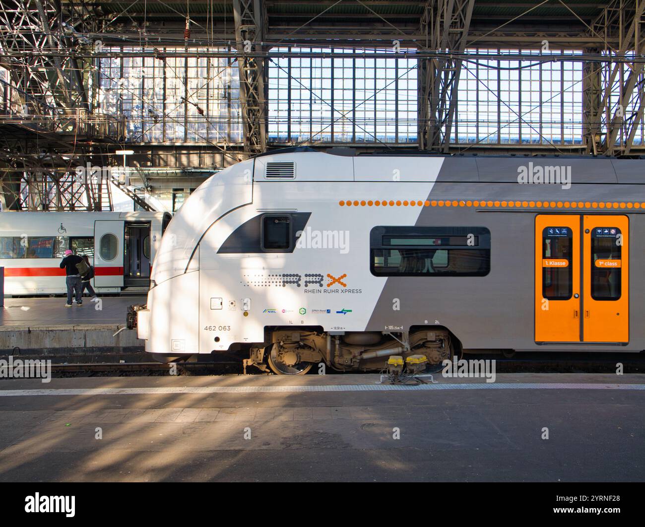 Köln - 9. Juni 24: Ein Rhein-Ruhr-Express-Zug am Bahnhof Köln. Die Strecke bietet eine schnelle Verbindung auf der Hauptleitung zwischen Dor Stockfoto