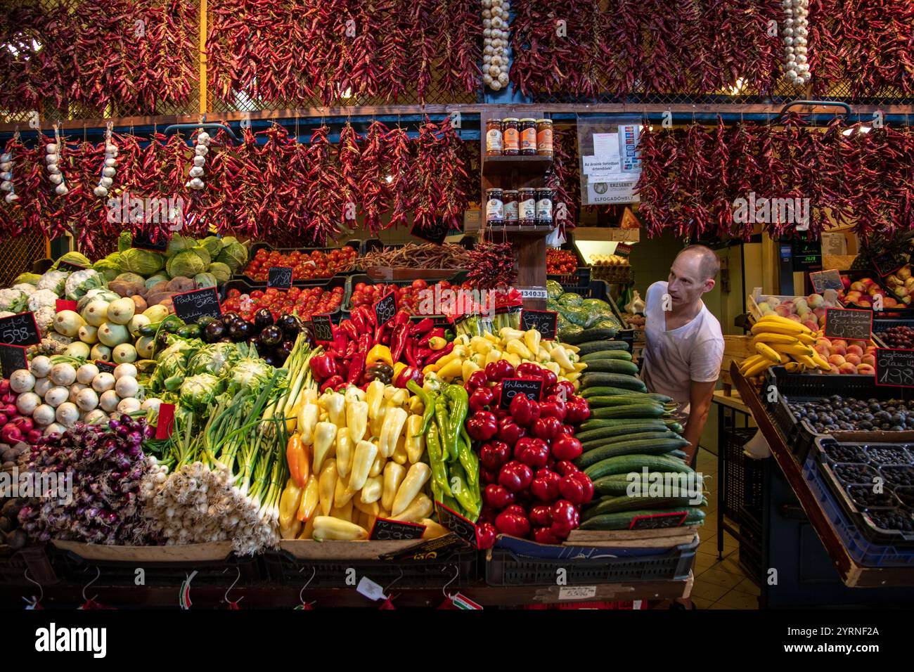 Gemüsestand in der zentralen Markthalle, Pest, Budapest, Ungarn, Europa Stockfoto