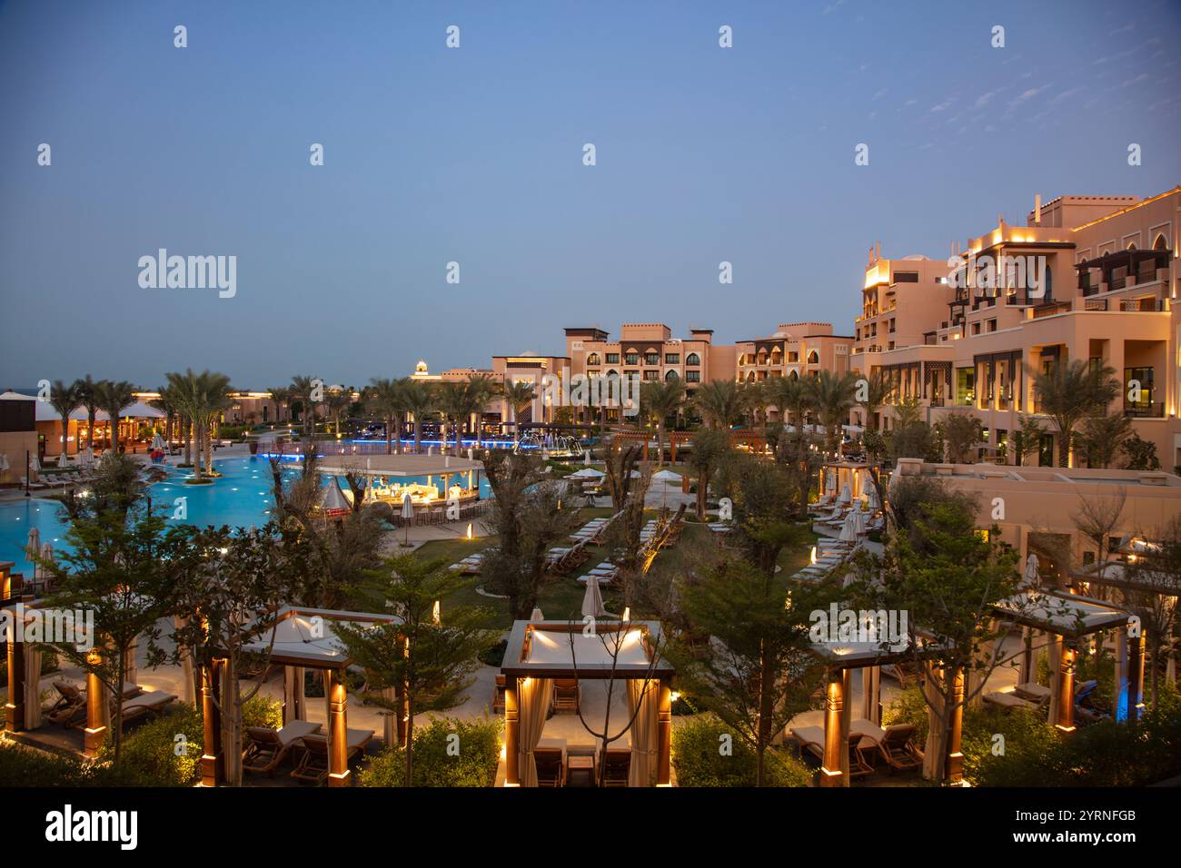 Saadiyat Rotana Resort & Villas in der Abenddämmerung, Saadiyat Island, Abu Dhabi, Vereinigte Arabische Emirate, Naher Osten Stockfoto
