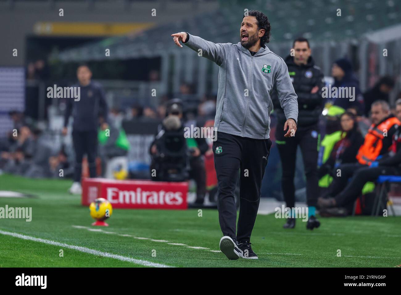 Fabio Grosso Head Coach von US Sassuolo gibt während des Coppa Italia 2024/25 Fußballspiels zwischen AC Milan und US Sassuolo im San Siro Stadium Gesten. ENDERGEBNIS; AC Milan 6: 1 US Sassuolo. Stockfoto