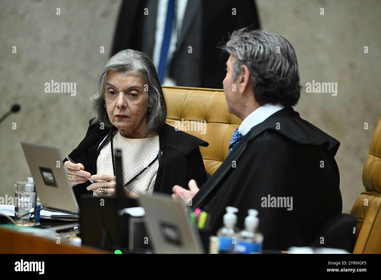 Brasília, DF - 04.12.2024: STF VOLTA A DISCUTIR PLATAFORMAS DIGITAIS - diesen Mittwoch (4) während einer Plenarsitzung nehmen die Minister des Bundesgerichtshofs (SFT) die Diskussion über die Verantwortung digitaler Plattformen für von Nutzern als kriminell eingestufte Inhalte wieder auf. (Foto: Ton Molina/Fotoarena) Stockfoto