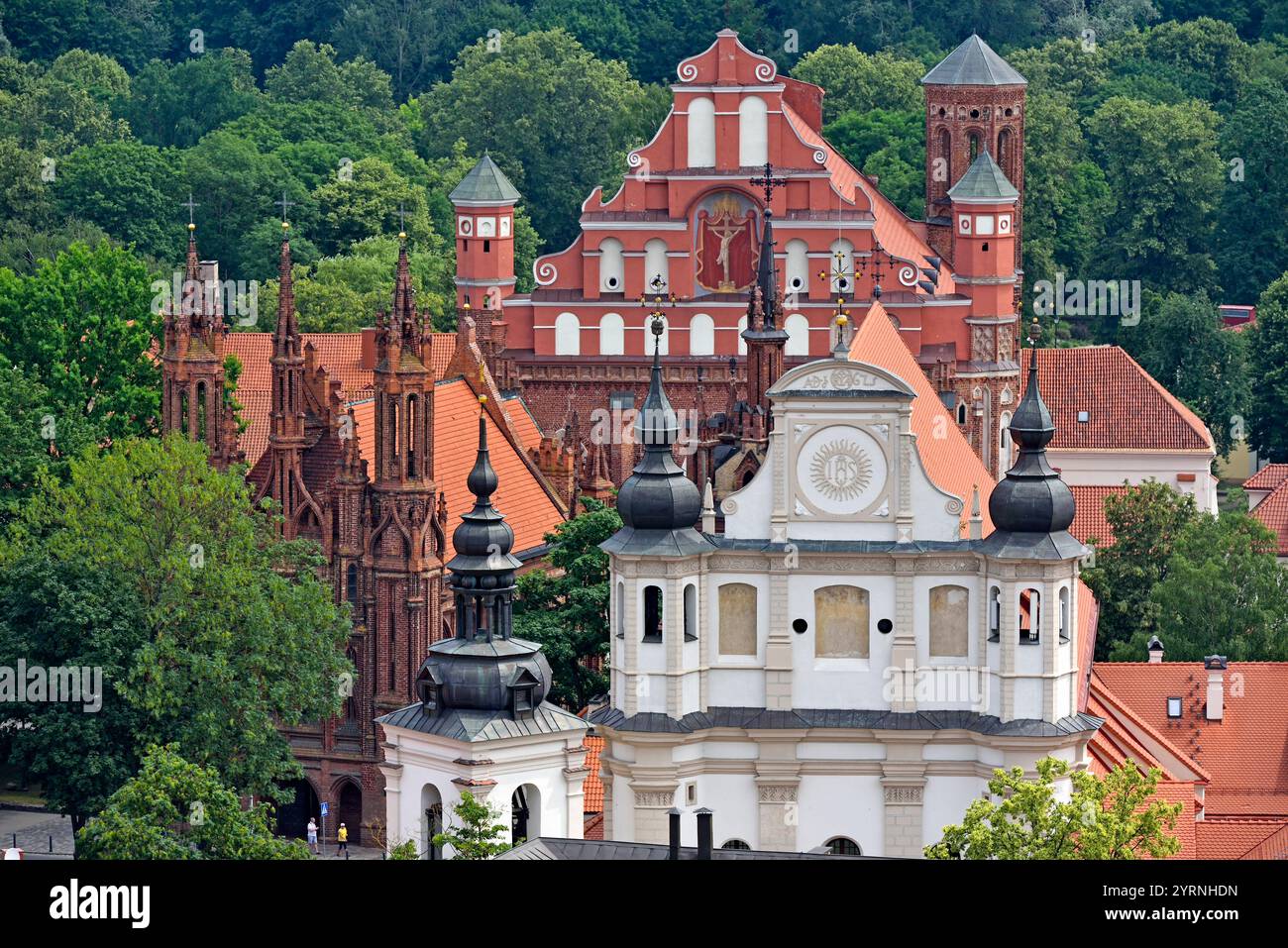 Vor dem Museum des Kirchendenkmals, der St. Anne-Kirche und der St. Franziskus- und St. Bernhardiner-Kirche, von der Spitze des Turms des St. John's C. Stockfoto
