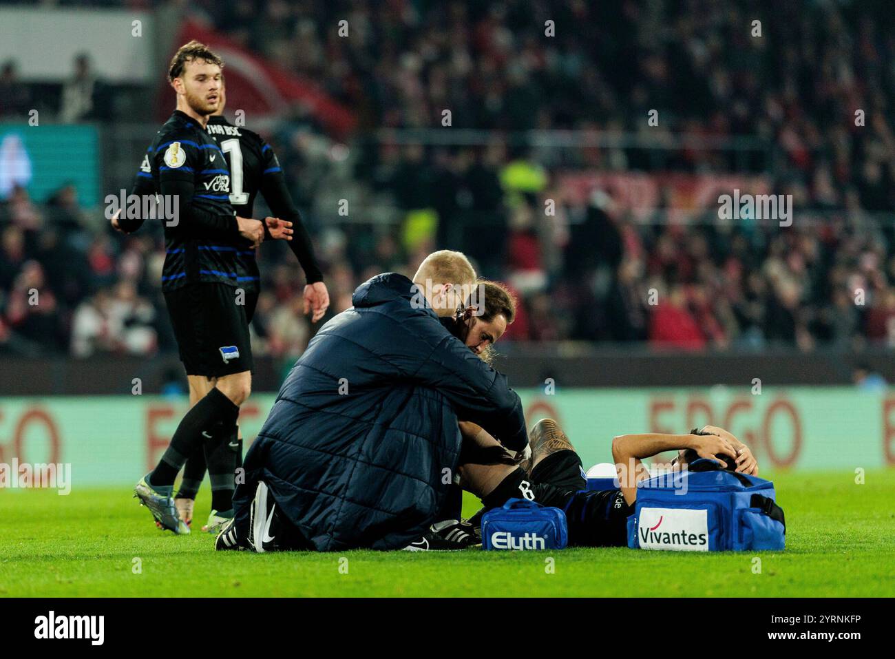 Kevin Sessa (Hertha BSC Berlin, 8) muss behandelt und ausgewechselt werden DFB Pokal Achtelfinale: 1. FC K?LN - HERTHA BSC BERLIN, K?LN, RHEINENERGIESTADION AM 04.12.2024 DFB-VORSCHRIFTEN VERBIETEN JEDE VERWENDUNG VON FOTOGRAFIEN ALS BILDSEQUENZEN UND/ODER QUASI-VIDEO. Stockfoto