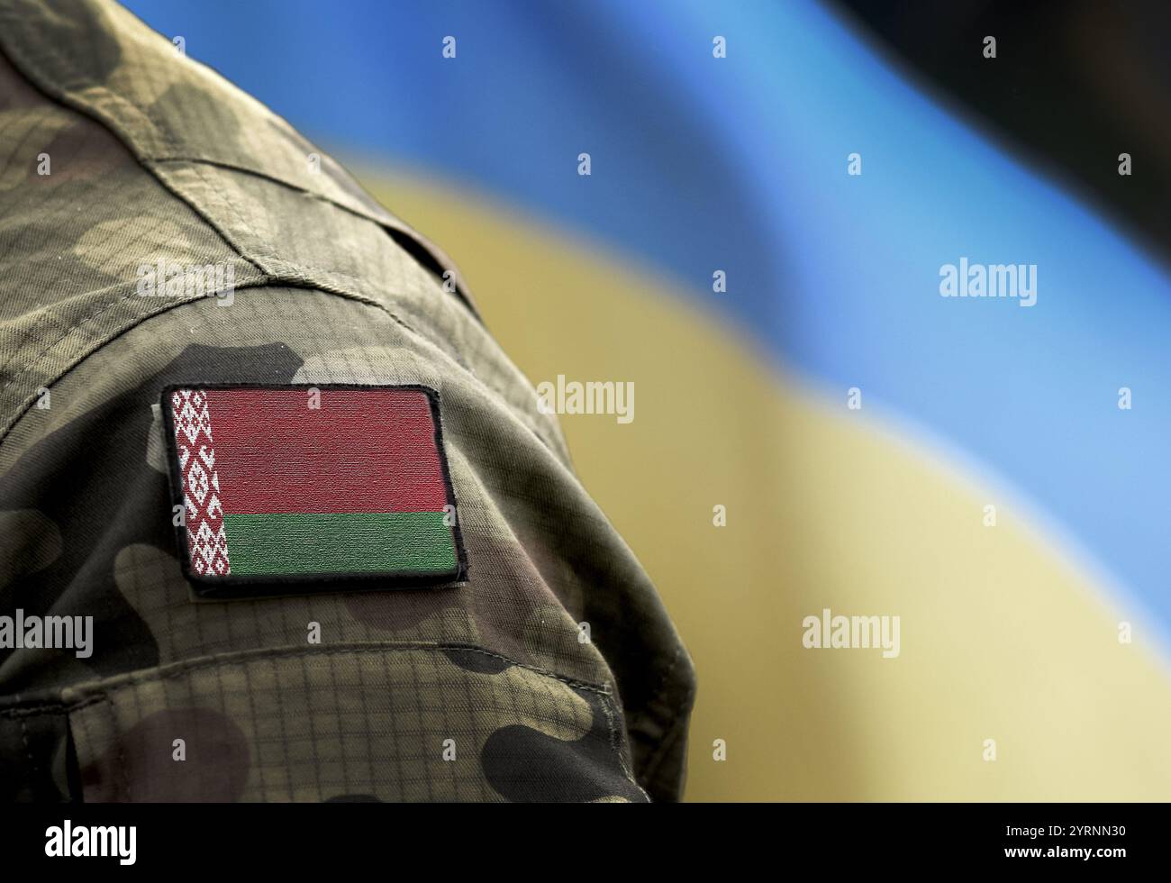 Flagge von Belarus auf Militäruniform und Flagge der Ukraine im Hintergrund. Weißrussland vs. Ukraine. Stockfoto
