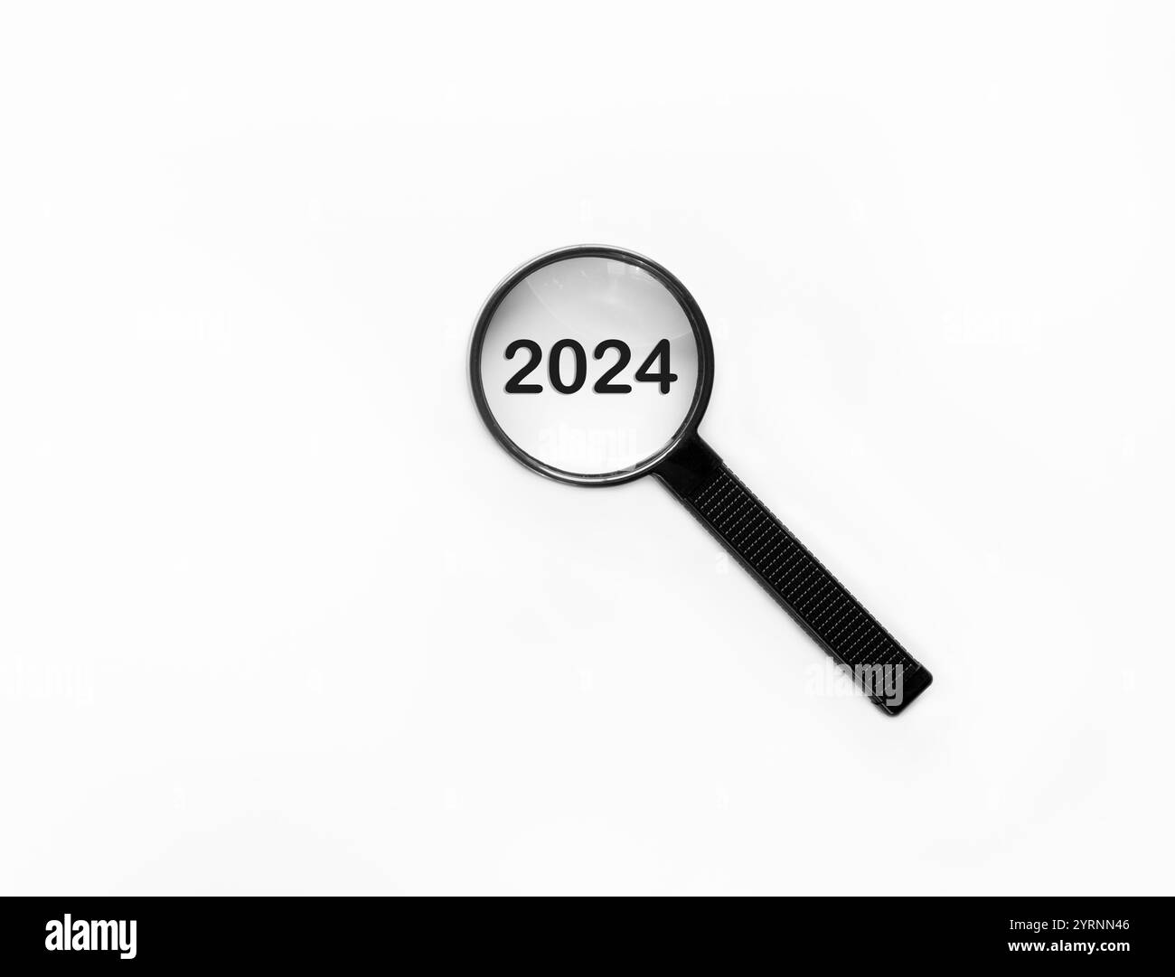 Lupe mit Fokus auf das Jahr 2024 für neue Geschäfte in Verbindung mit einem Happy New Year und Frohe Weihnachten Konzept Stockfoto