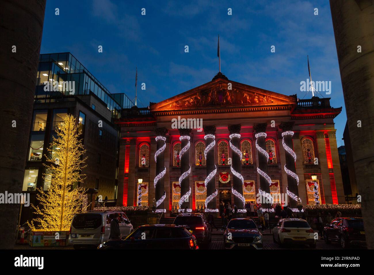 Ein Blick auf die Christamsdekoration des Restaurants The Dome in der George Street, Edinburgh Stockfoto