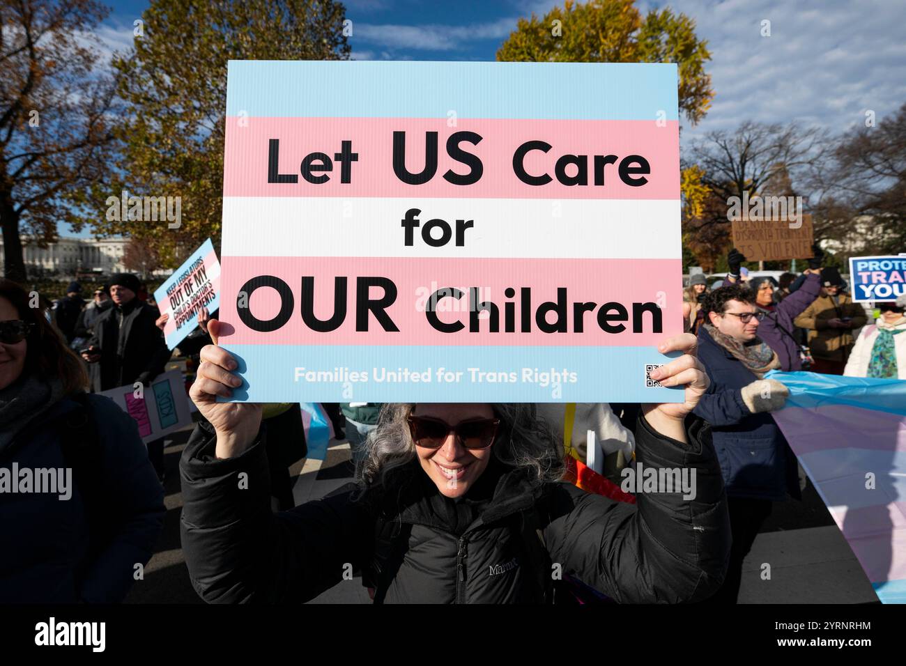 Washington, District of Columbia, USA. Dezember 2024. Eine Person mit einem Schild mit der Aufschrift „Lass uns um UNSERE Kinder kümmern“ bei einer Demonstration gegen ein Gesetz in Tennessee, das Pubertätsblocker und Hormontherapie für Transgender-Teenager verbietet, das heute vor dem Obersten Gerichtshof in Washington, DC diskutiert wird. (Credit Image: © Michael Brochstein/ZUMA Press Wire) NUR REDAKTIONELLE VERWENDUNG! Nicht für kommerzielle ZWECKE! Stockfoto