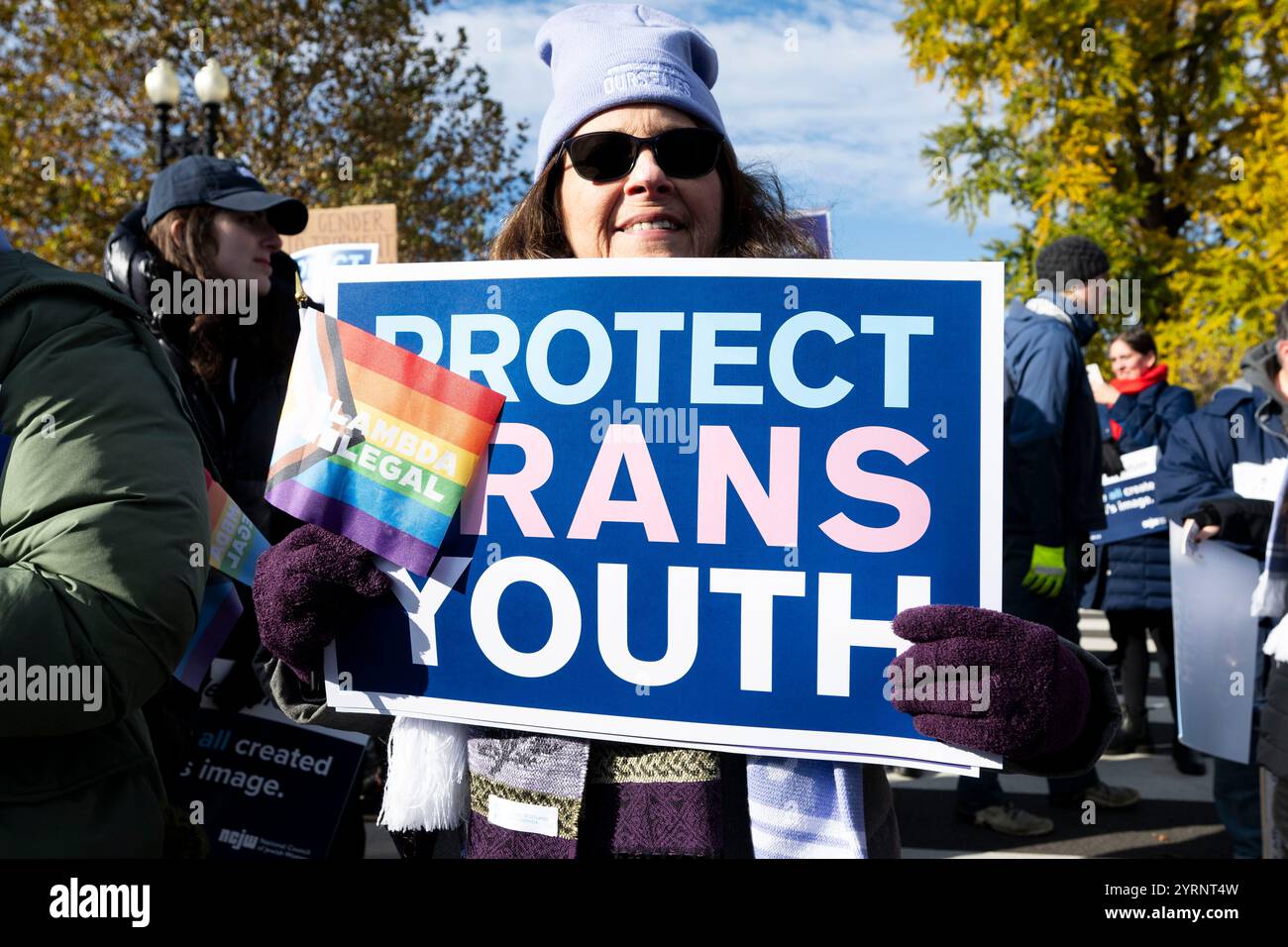 Washington, District of Columbia, USA. Dezember 2024. Eine Person mit einem Schild mit der Aufschrift „Protect TransYouth“ bei einer Demonstration gegen ein Gesetz in Tennessee, das Puberty Blocker und Hormontherapie für Transgender-Teenager verbietet, das heute vor dem Obersten Gerichtshof in Washington, DC diskutiert wird. (Credit Image: © Michael Brochstein/ZUMA Press Wire) NUR REDAKTIONELLE VERWENDUNG! Nicht für kommerzielle ZWECKE! Stockfoto